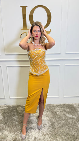 Rochie Amnezia Mustar de la iqfashioncluj, model elegant cu croială modernă și detalii chic, pe manechin alb.
