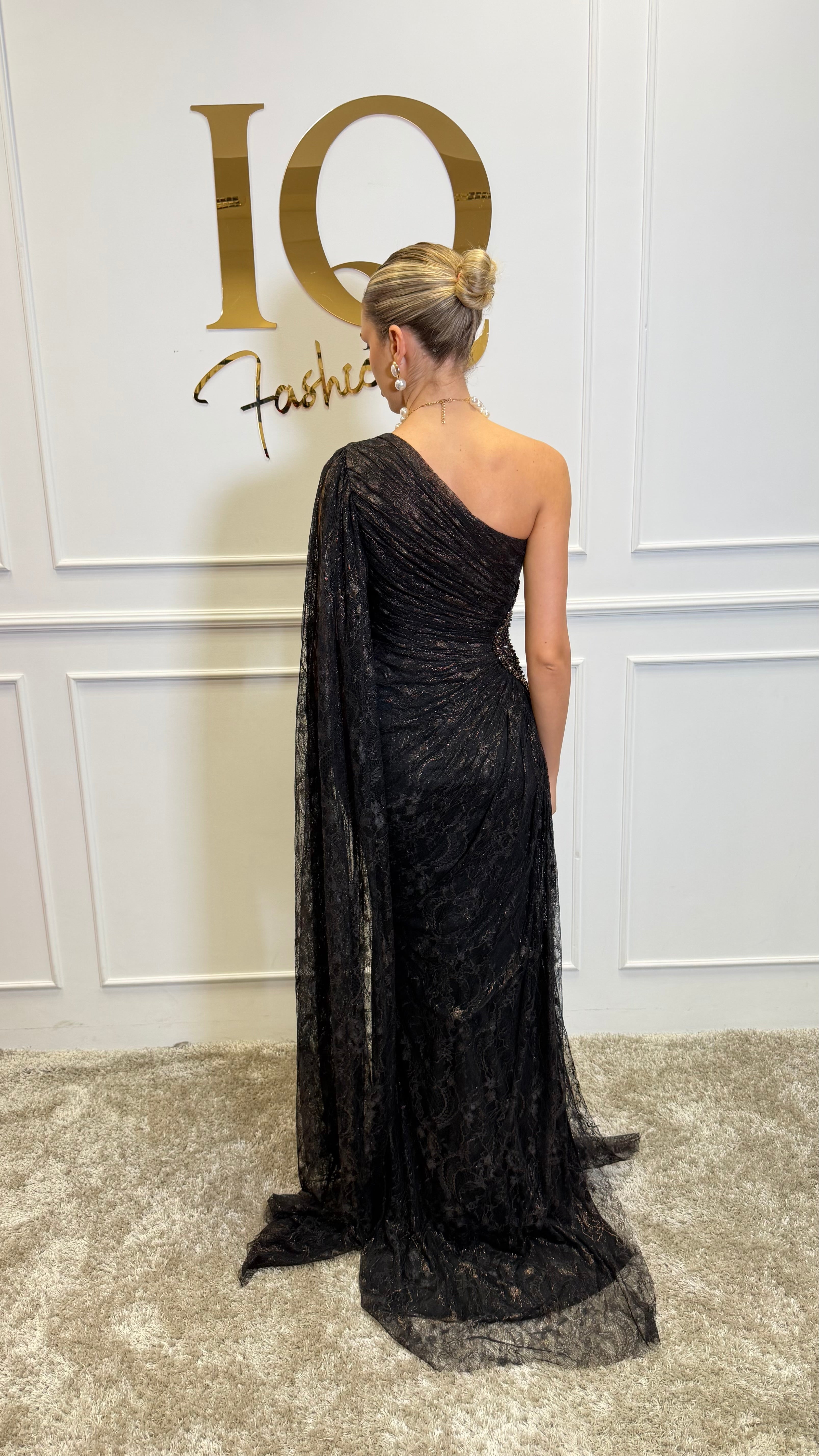 Rochie neagră Spanish de la iqfashioncluj, model elegant cu croială feminină și detalii moderne, pe fundal neutru.