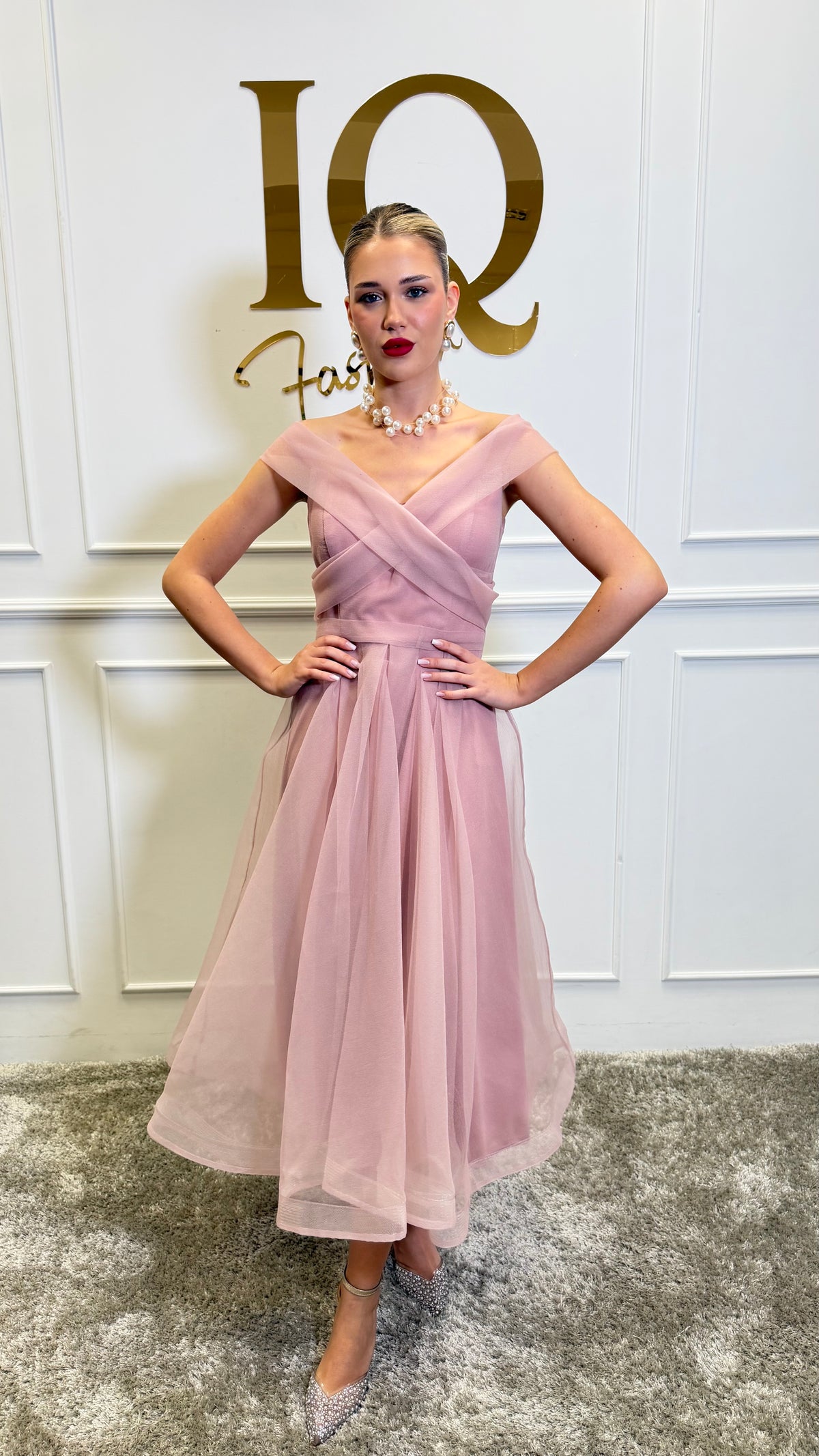Rochie Dolly Roze de la iqfashioncluj, rochie elegantă roz cu croială feminină, foto detaliată a materialului și designului.