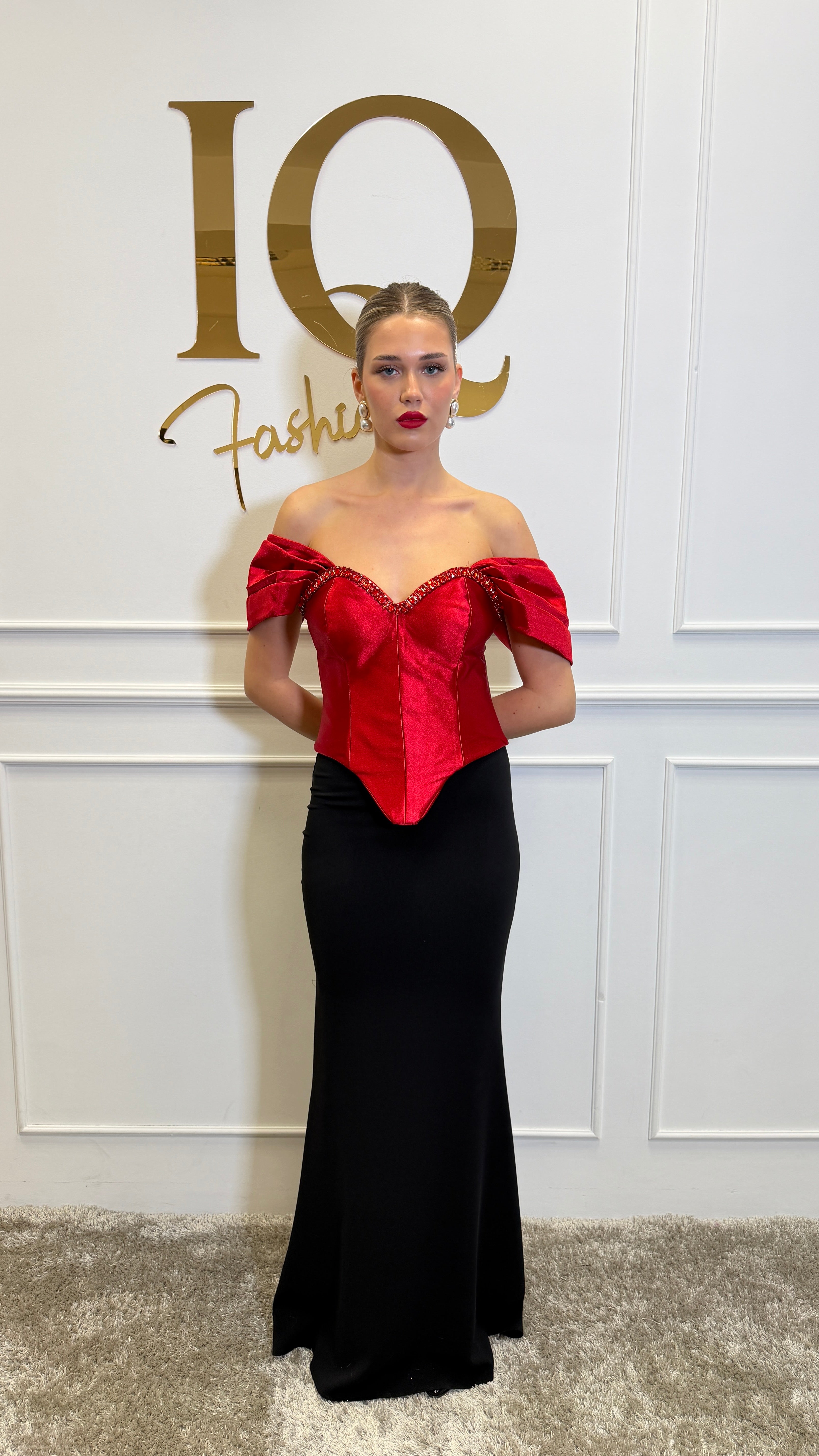 Rochie cu corset și fustă Chillia Black-Red, de la iqfashioncluj, în tonuri negre și roșii, cu detalii elegante și stil moderne.