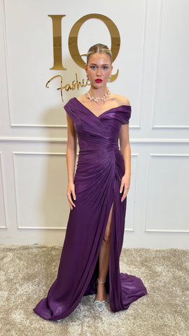 Rochie Amivia purple de la iqfashioncluj, lungime medie, cu croială elegantă și detalii fine, pe fundal neutru.