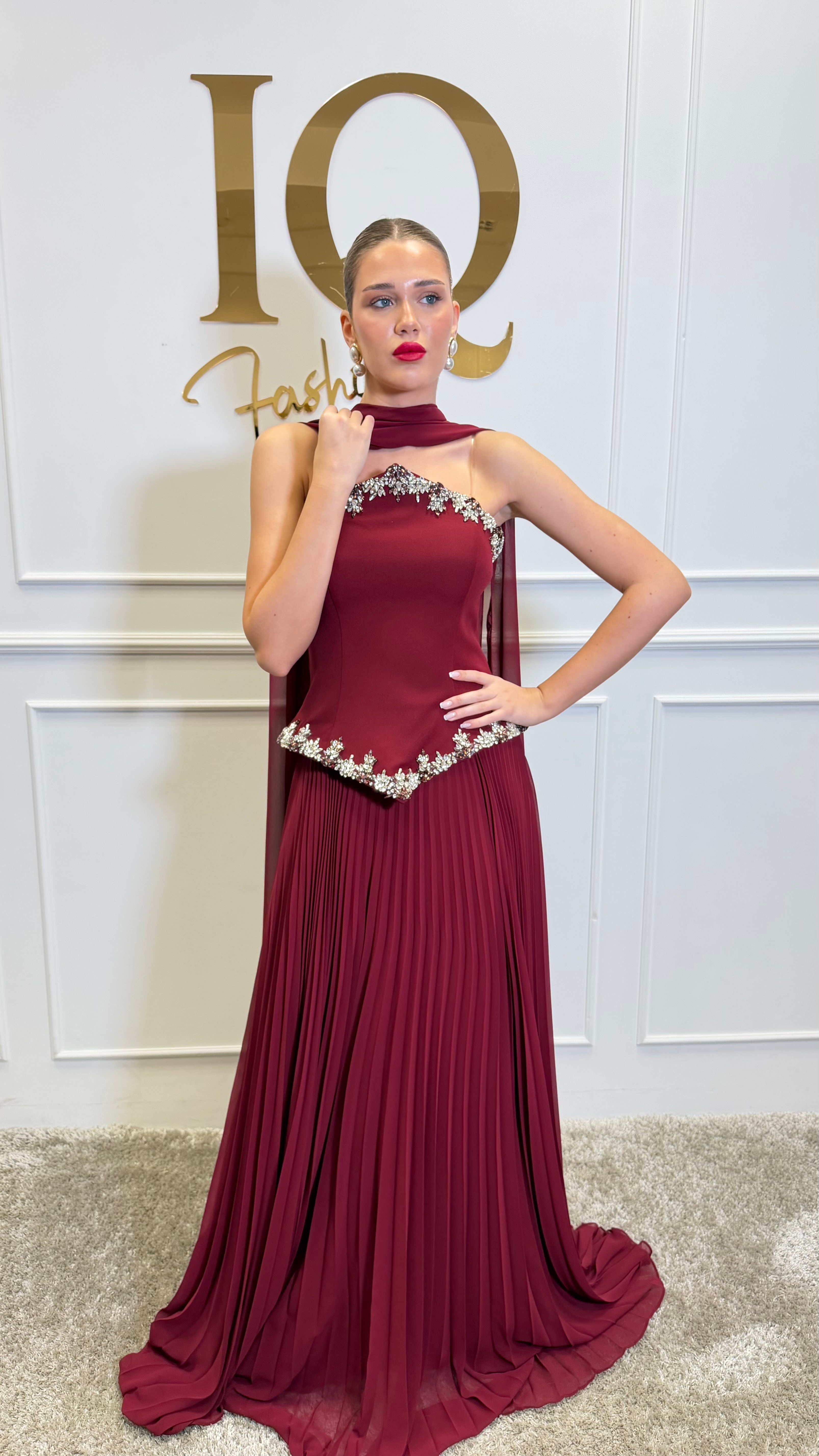 Rochie Elissa Burgundy de la iqfashioncluj, croială elegantă și detalii stilate, pe manechin alb.