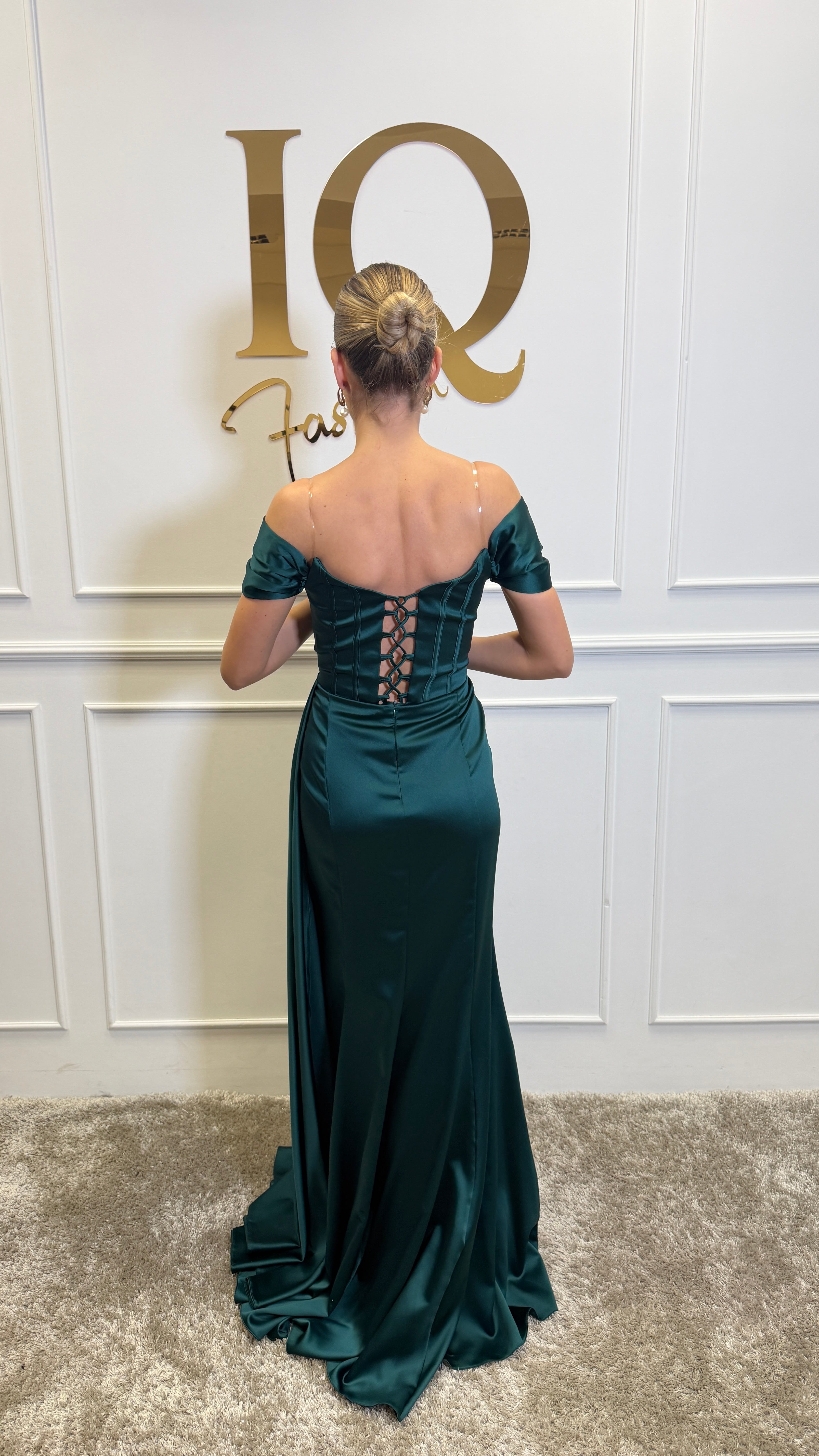 Rochie Sunshine Green de la iqfashioncluj, model elegant cu croială lejeră, în nuanță verde vibrantă, pentru ținute de vară.