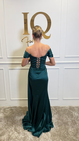 Rochie Sunshine Green de la iqfashioncluj, model elegant cu croială lejeră, în nuanță verde vibrantă, pentru ținute de vară.