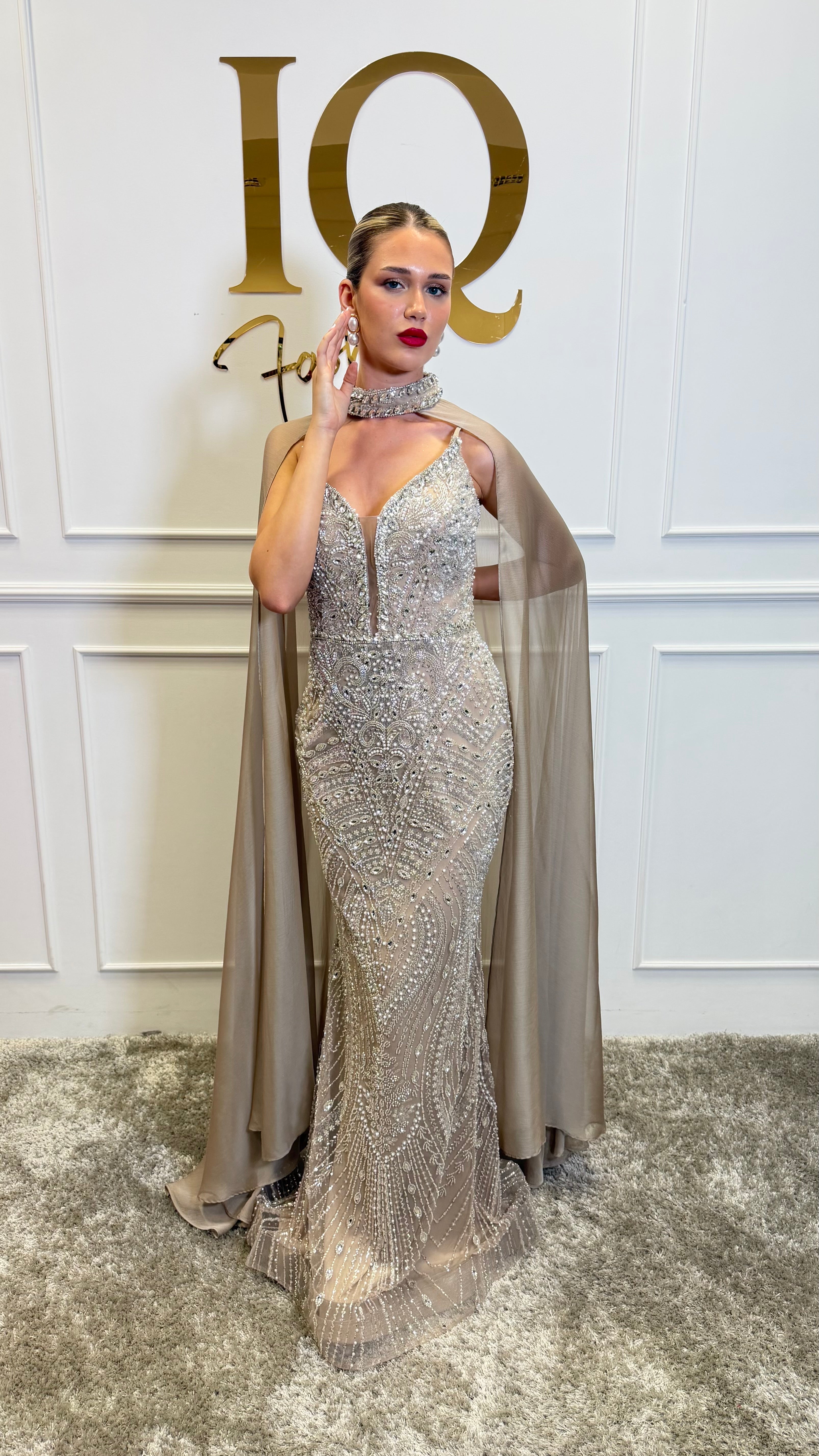 Rochie cu pelerină Indiana beige de la iqfashioncluj, model elegant și modern, purtată pe o figură feminină.