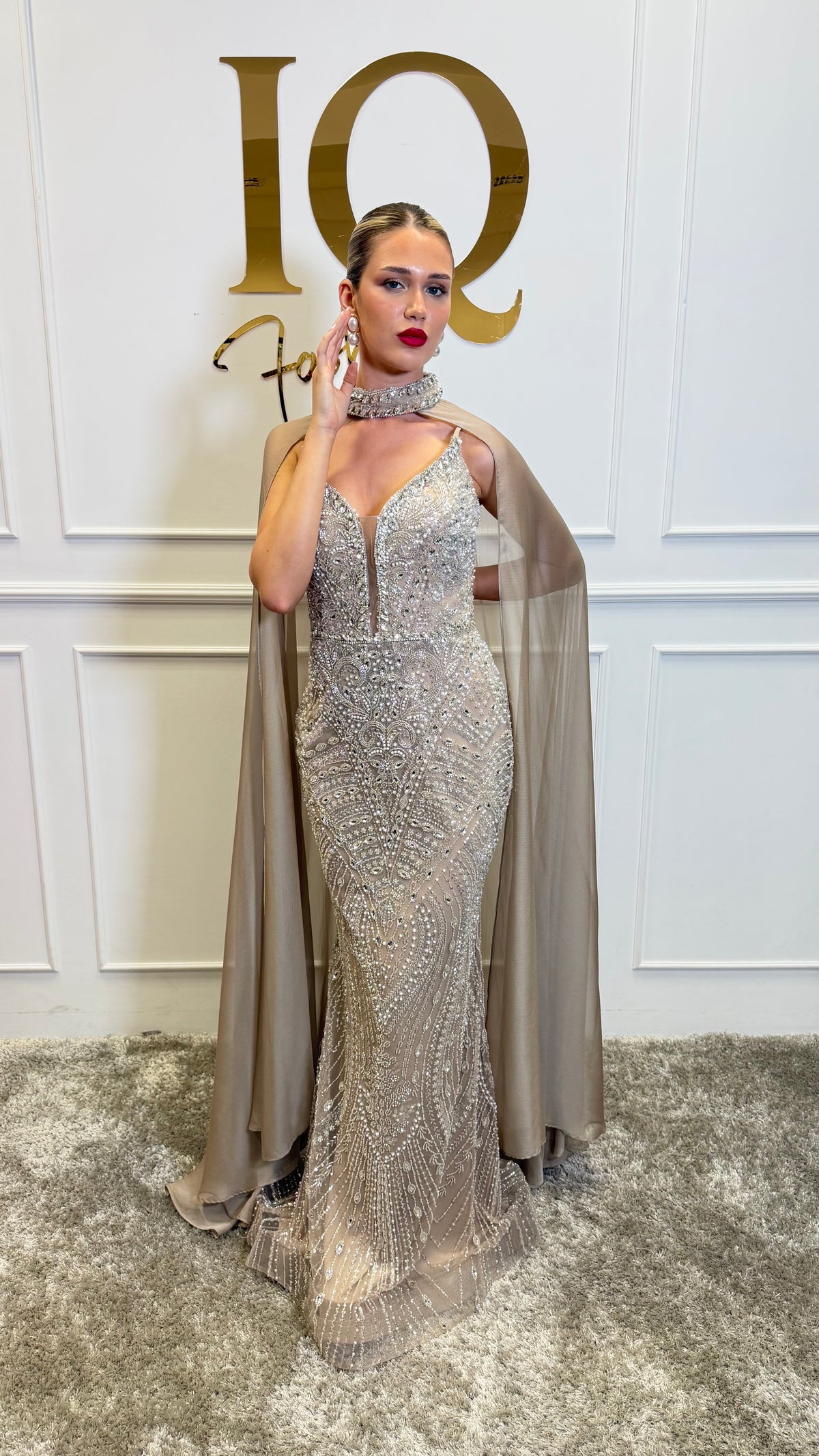 Rochie cu pelerină Indiana beige de la iqfashioncluj, model elegant și modern, purtată pe o figură feminină.