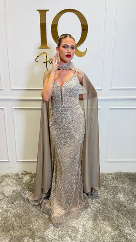Rochie cu pelerină Indiana beige de la iqfashioncluj, model elegant și modern, purtată pe o figură feminină.