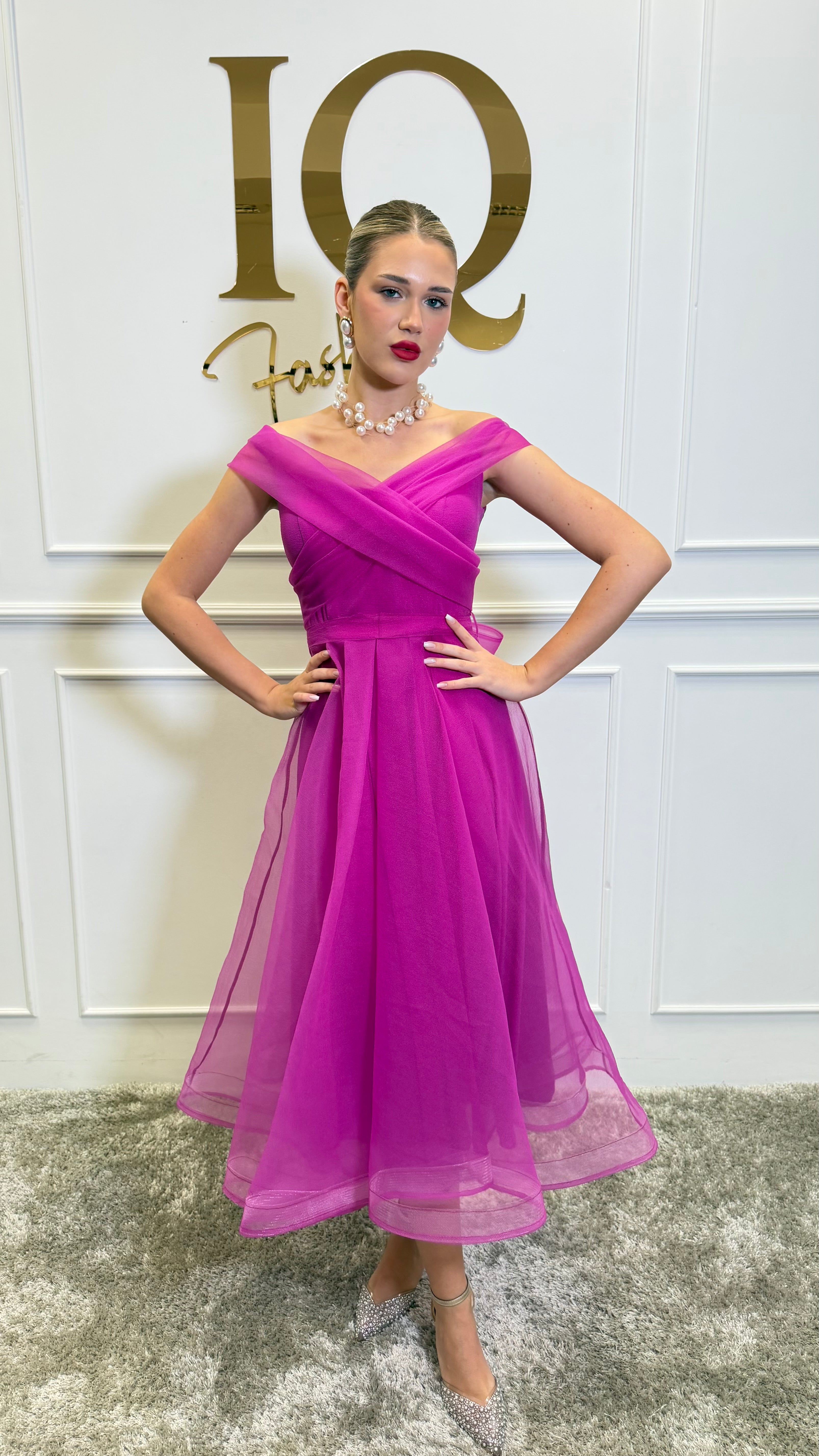 Rochie Dolly Fuchsia de la iqfashioncluj, rochie elegantă cu croială modernă și culoare vibrantă, vizibilă în imagine.