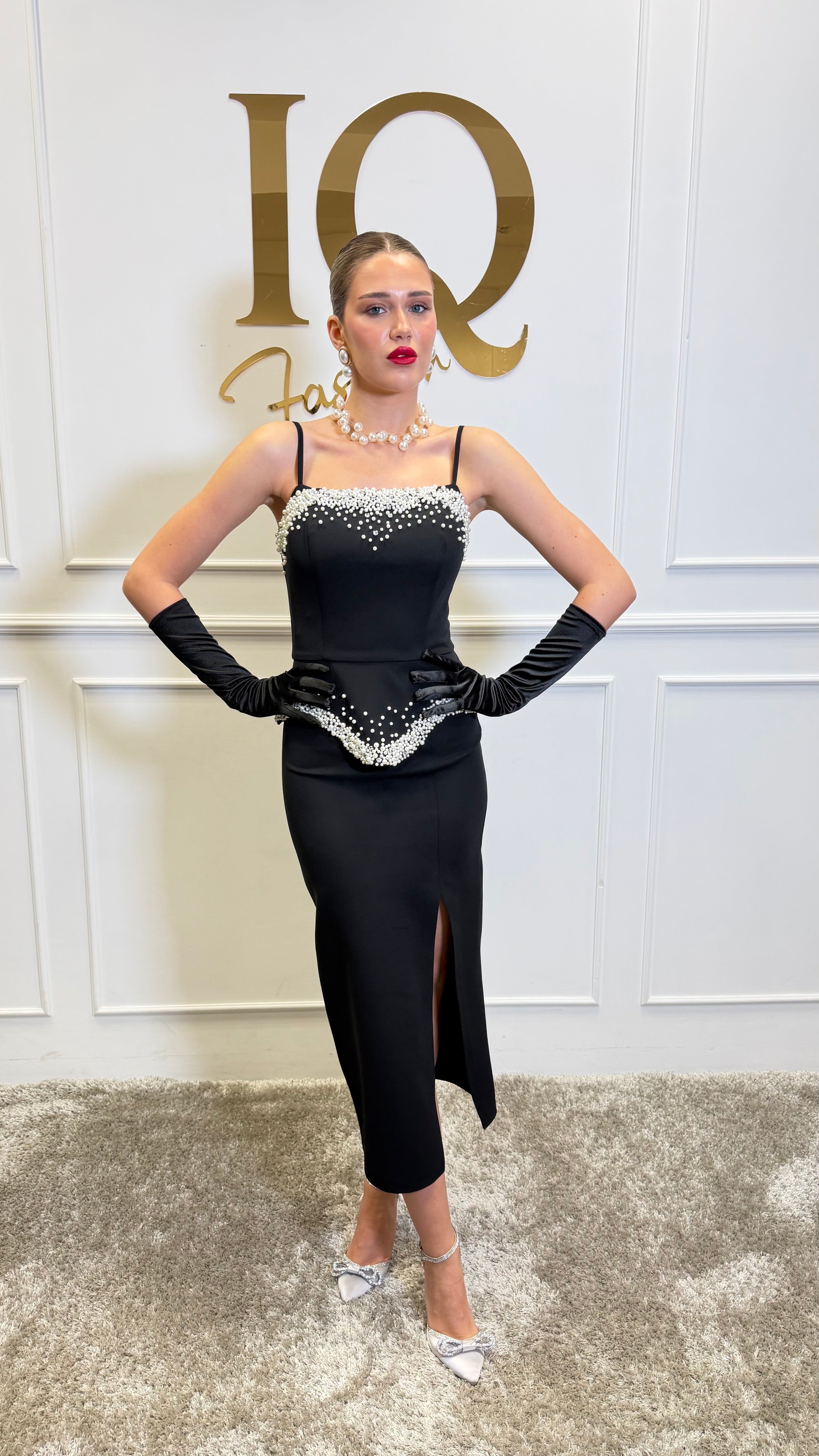 Rochie elegantă Candoline neagră de la iqfashioncluj, material fluid și croială modernă, purtată pe model.