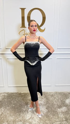 Rochie elegantă Candoline neagră de la iqfashioncluj, material fluid și croială modernă, purtată pe model.