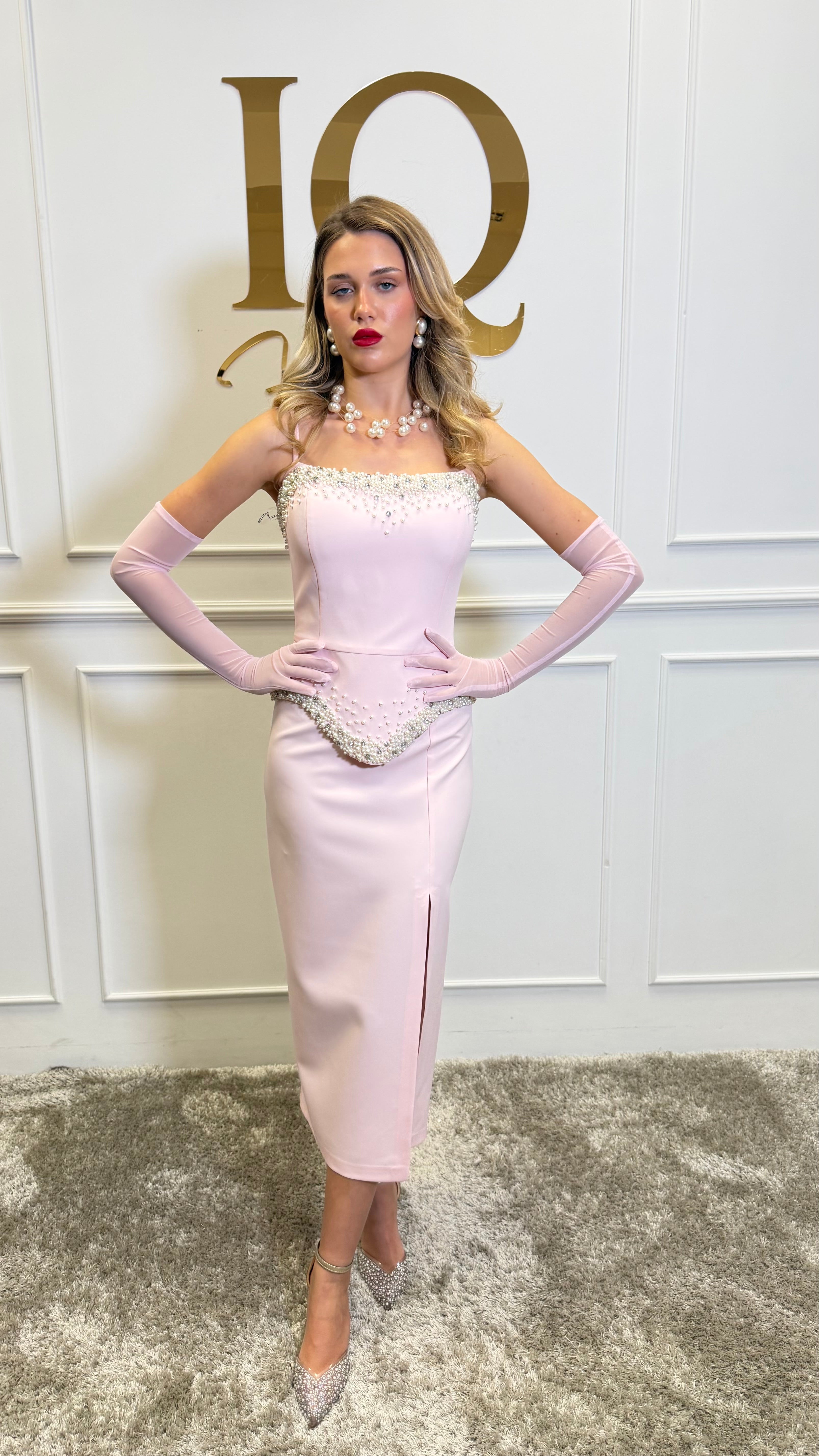 Rochie roz Candolline de la iqfashioncluj, cu croială elegantă și detalii moderne, vizibilă în imagine.