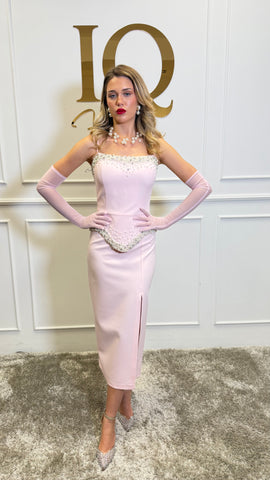 Rochie roz Candolline de la iqfashioncluj, cu croială elegantă și detalii moderne, vizibilă în imagine.