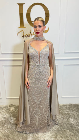 Rochie cu pelerină Indiana beige de la iqfashioncluj, cu croială elegantă și detalii stilate, pe fundal neutru.