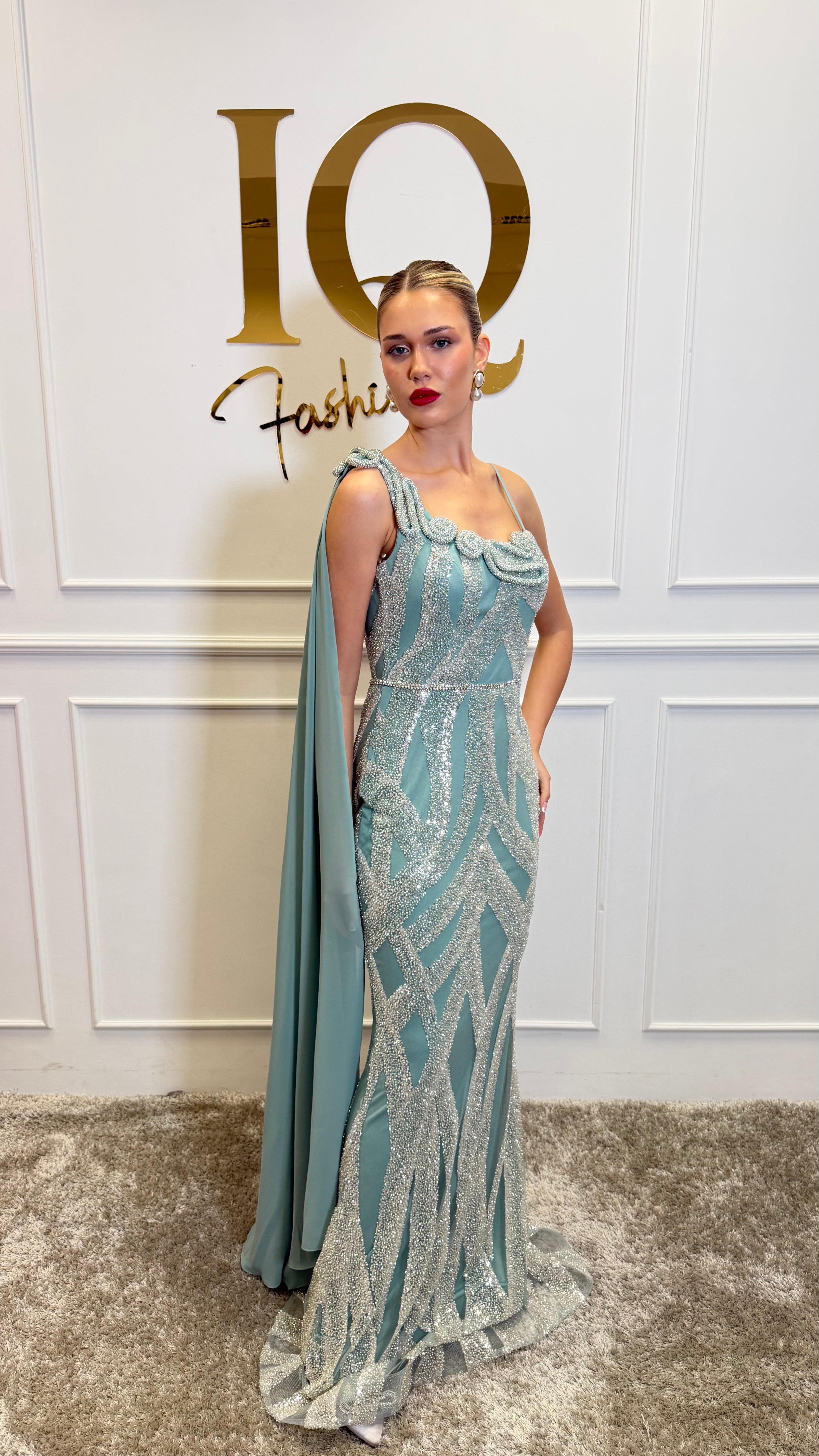 Rochie Marwana Minth de la iqfashioncluj, rochie elegantă din material textil cu croială modernă și detalii distinctive.