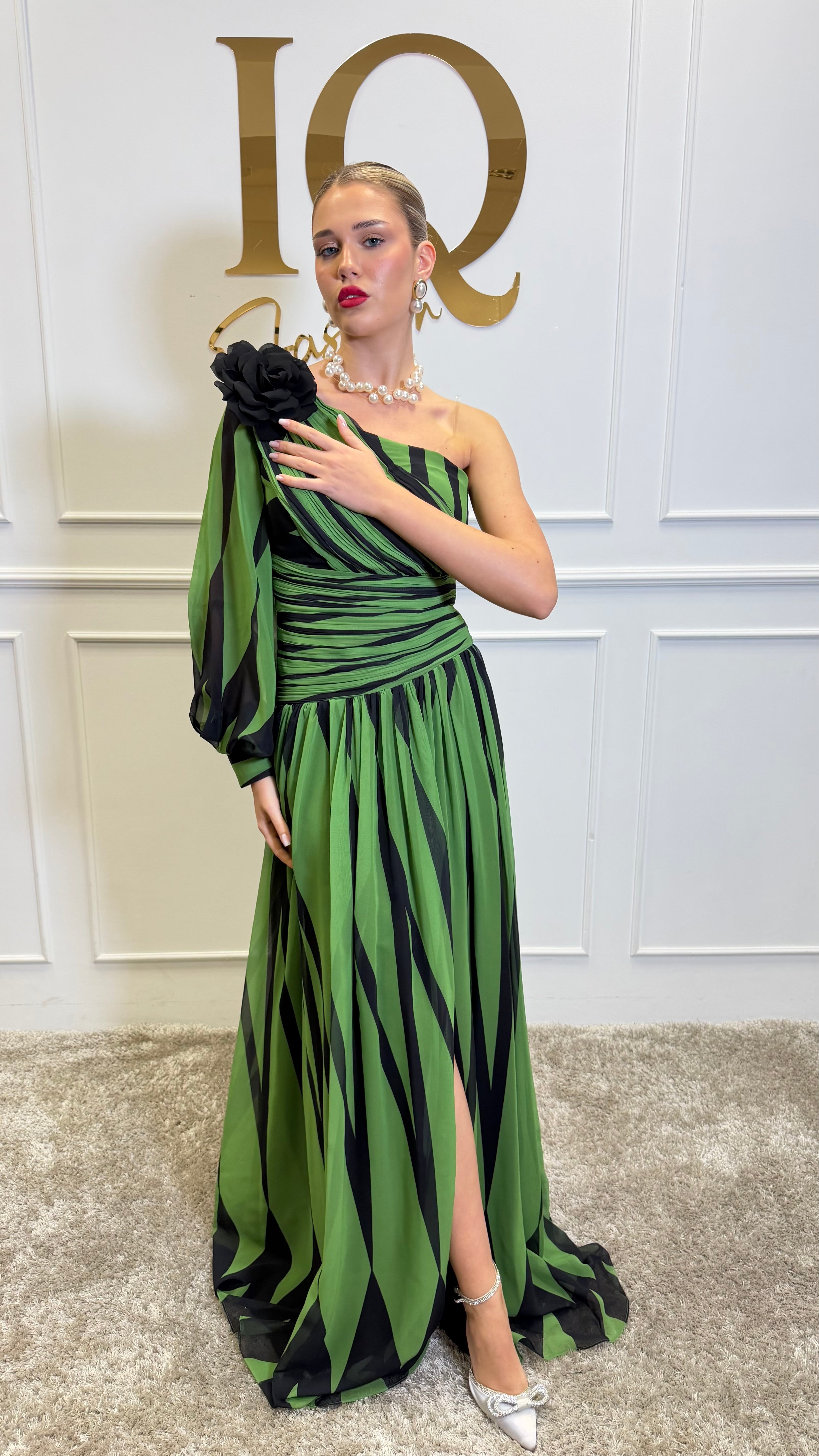 Rochie Calessa cu o mânecă, brand iqfashioncluj, în culoare matcha, cu detalii elegante și croială modernă.
