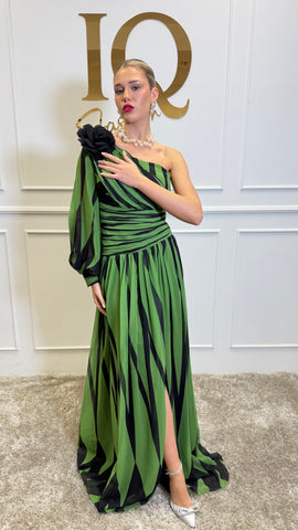Rochie Calessa cu o mânecă, brand iqfashioncluj, în culoare matcha, cu detalii elegante și croială modernă.
