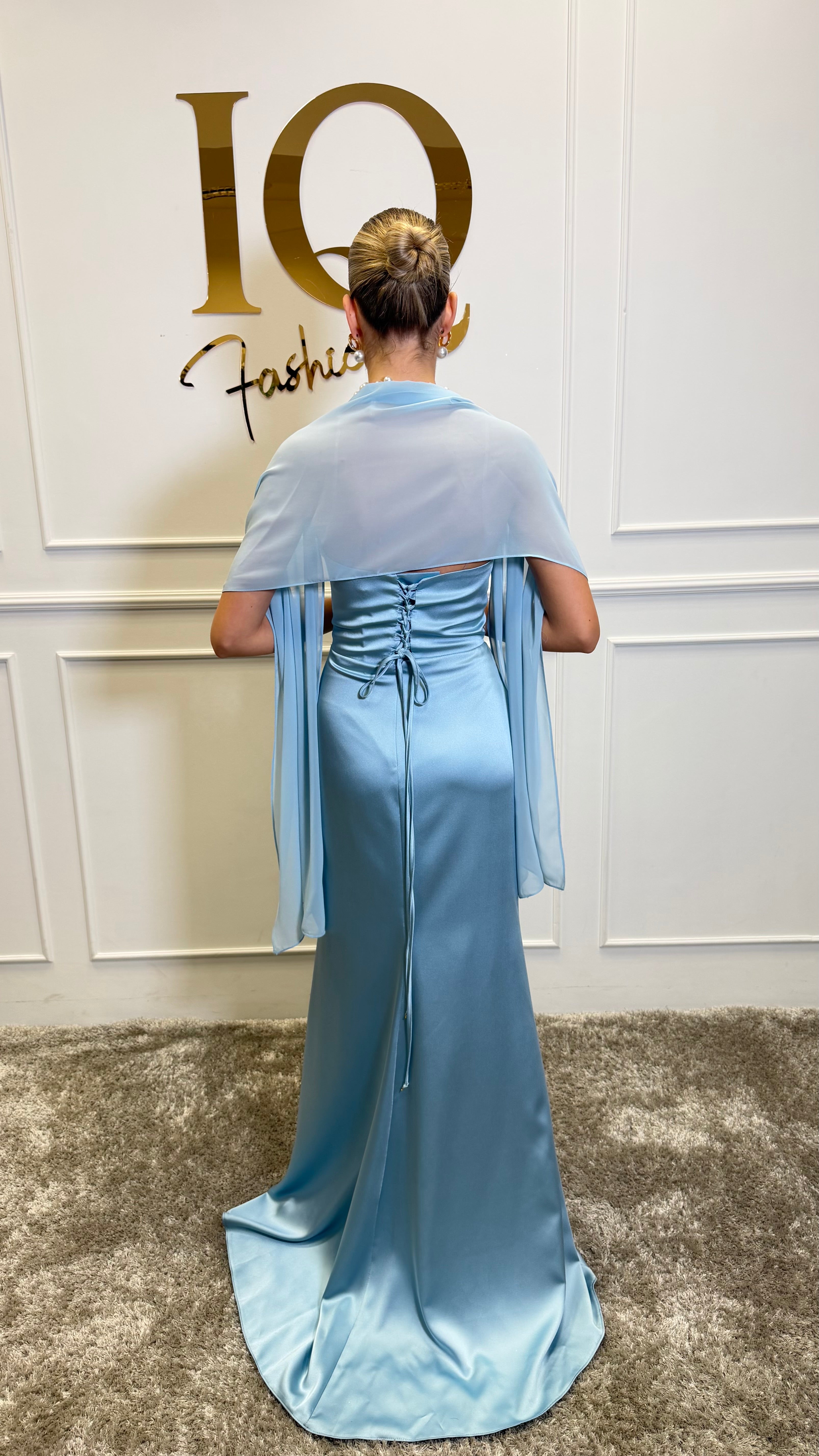 Rochie Kassiana Blue de la iqfashioncluj, fotografie cu detalii ale materialului și croiala elegantă a rochiei.