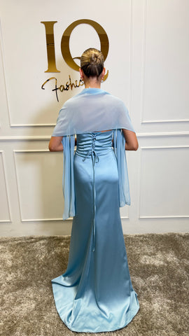 Rochie Kassiana Blue de la iqfashioncluj, fotografie cu detalii ale materialului și croiala elegantă a rochiei.