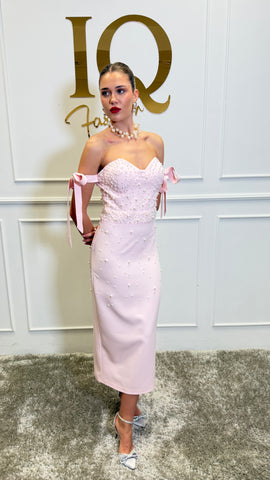 Rochie Bombo Roze de la iqfashioncluj, lungime medie, material fluid și design elegant, prezentată pe manechin.