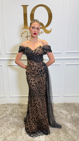 Rochie Nastia neagră-bej de la iqfashioncluj, cu croială elegantă, afișată pe model, în material fin și textură delicată.