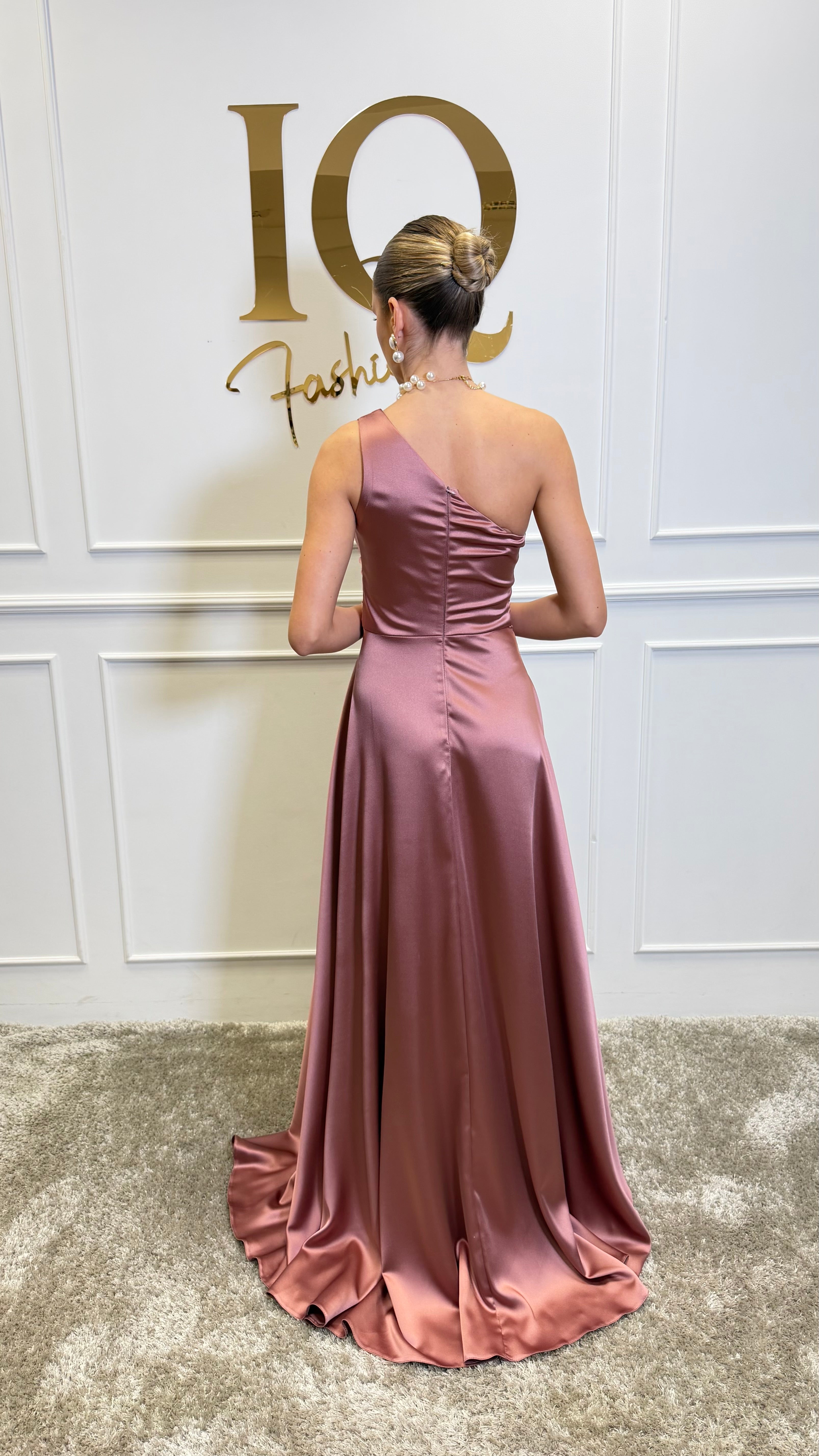 Rochie Sophie pudra de la iqfashioncluj, model elegant cu croială feminină și detalii sofisticate, pe fundal neutru.