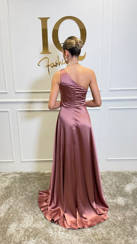 Rochie Sophie pudra de la iqfashioncluj, model elegant cu croială feminină și detalii sofisticate, pe fundal neutru.