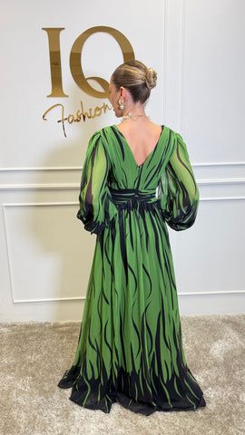 Rochie Calessa Matcha de la iqfashioncluj, lungime midi, model elegant cu imprimeu verde și croială feminină, pe manechin.