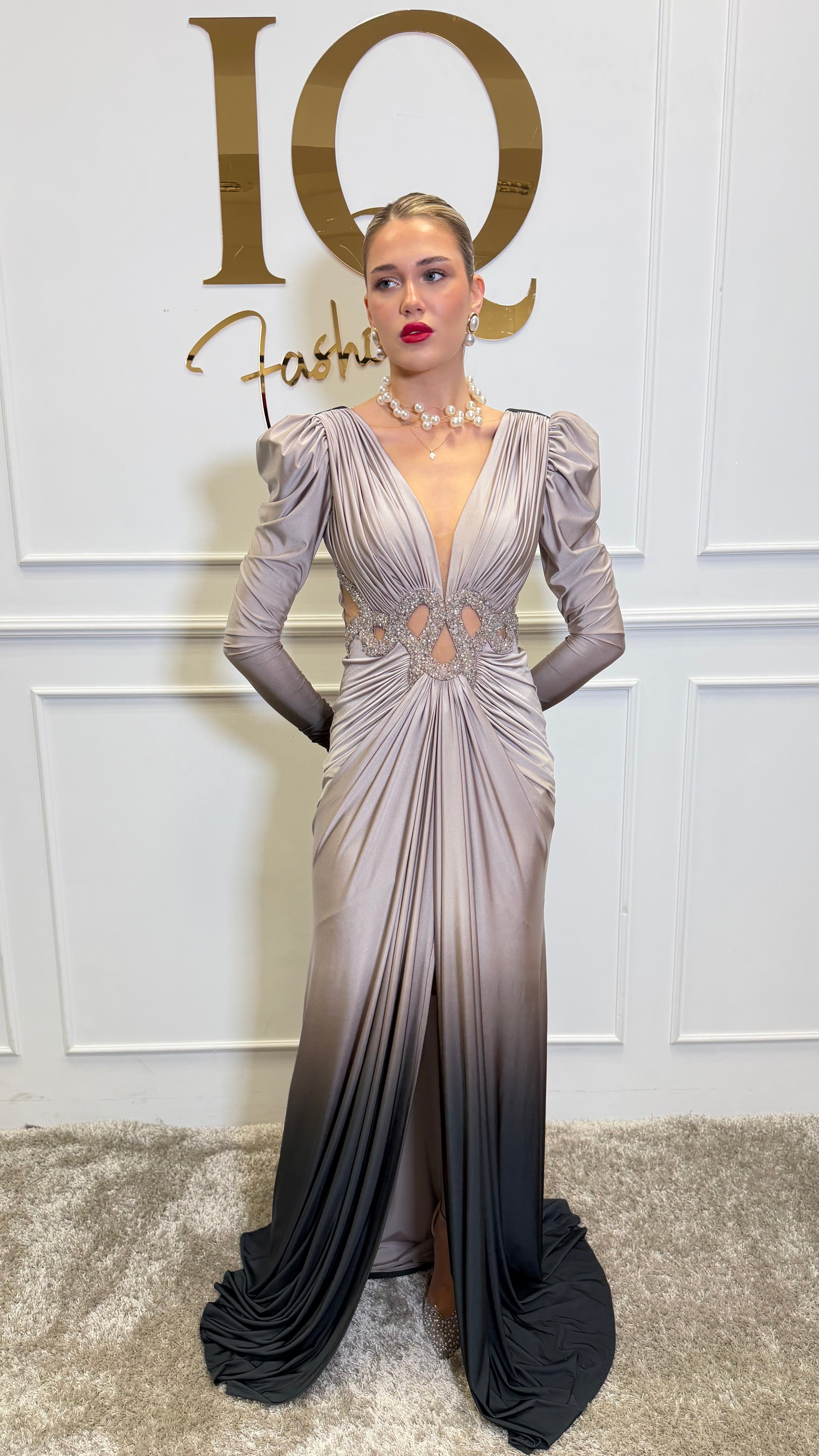 Rochie beige Erallea de la iqfashioncluj, model elegant, cu croială lejeră și detalii subtile, pentru ținute casual și elegante.