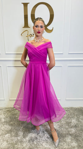 Rochie Dolly Fuchsia de la iqfashioncluj, rochie eleganta cu croială feminine și culoare vibrantă, vizibilă în imagine.
