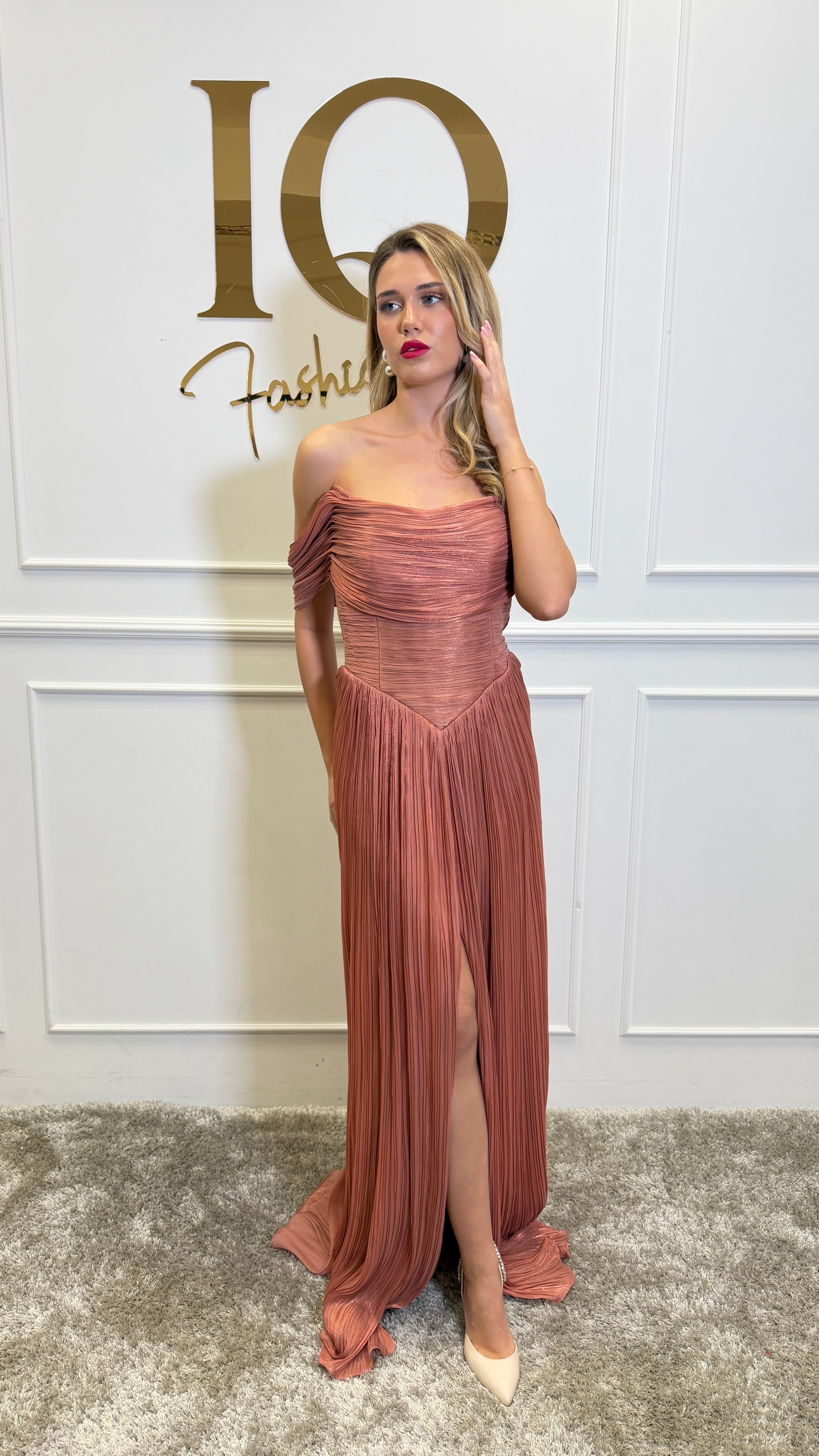 Rochie Misstica Cupper de la iqfashioncluj, rochie elegantă cu croială modernă, prezentată pe model, culoare cupper vibrantă.