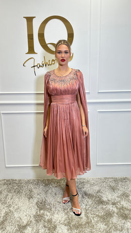 Rochie Yalisse Cupper de la iqfashioncluj, stil elegant, cu croială modernă și detalii în culoare cupru, pe model.