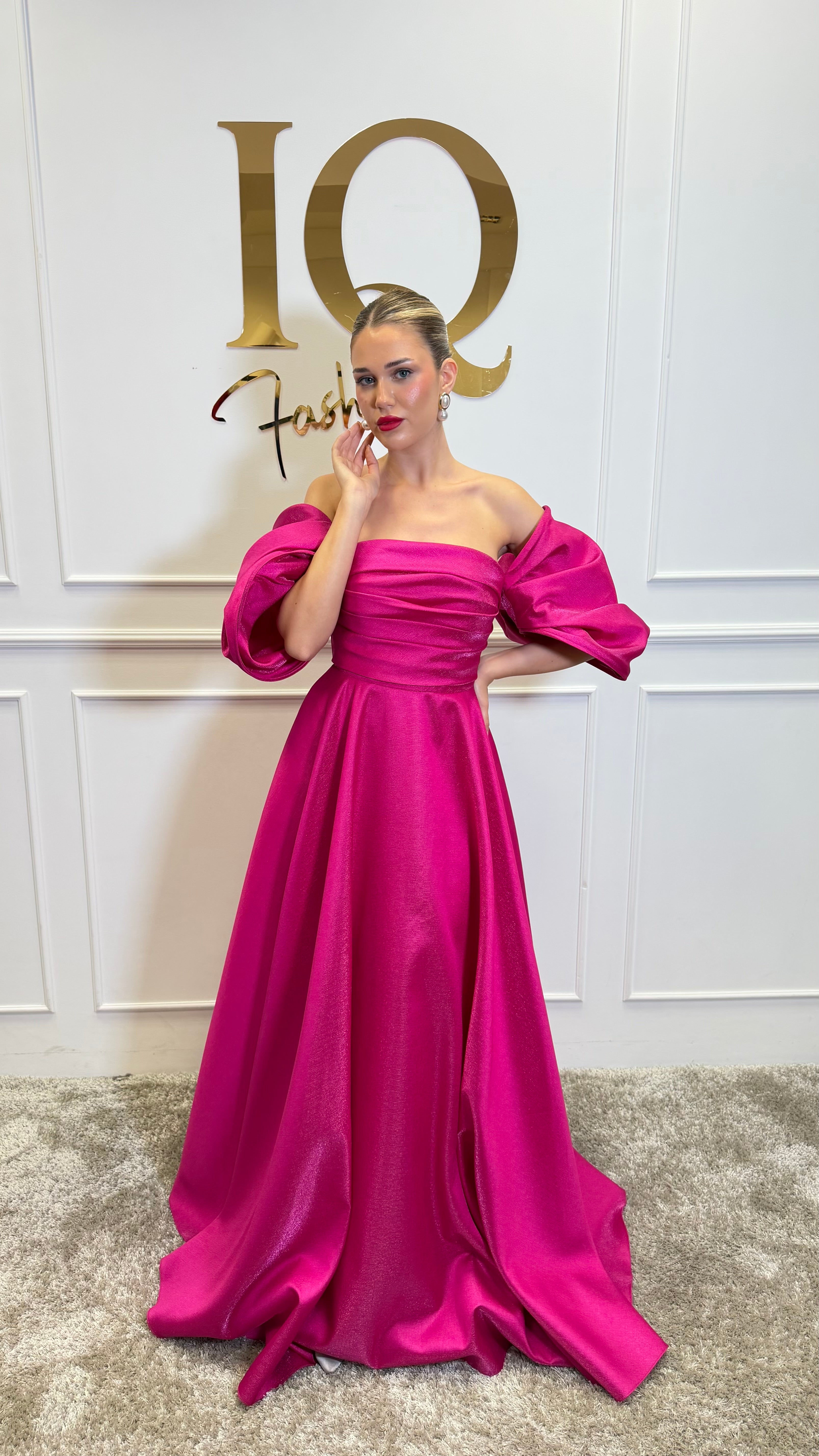 Rochie fuchsia Sassya pentru femei, din material ușor, cu croială elegantă, purtată pe model, în imagini.