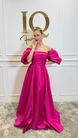 Rochie fuchsia Sassya pentru femei, din material ușor, cu croială elegantă, purtată pe model, în imagini.