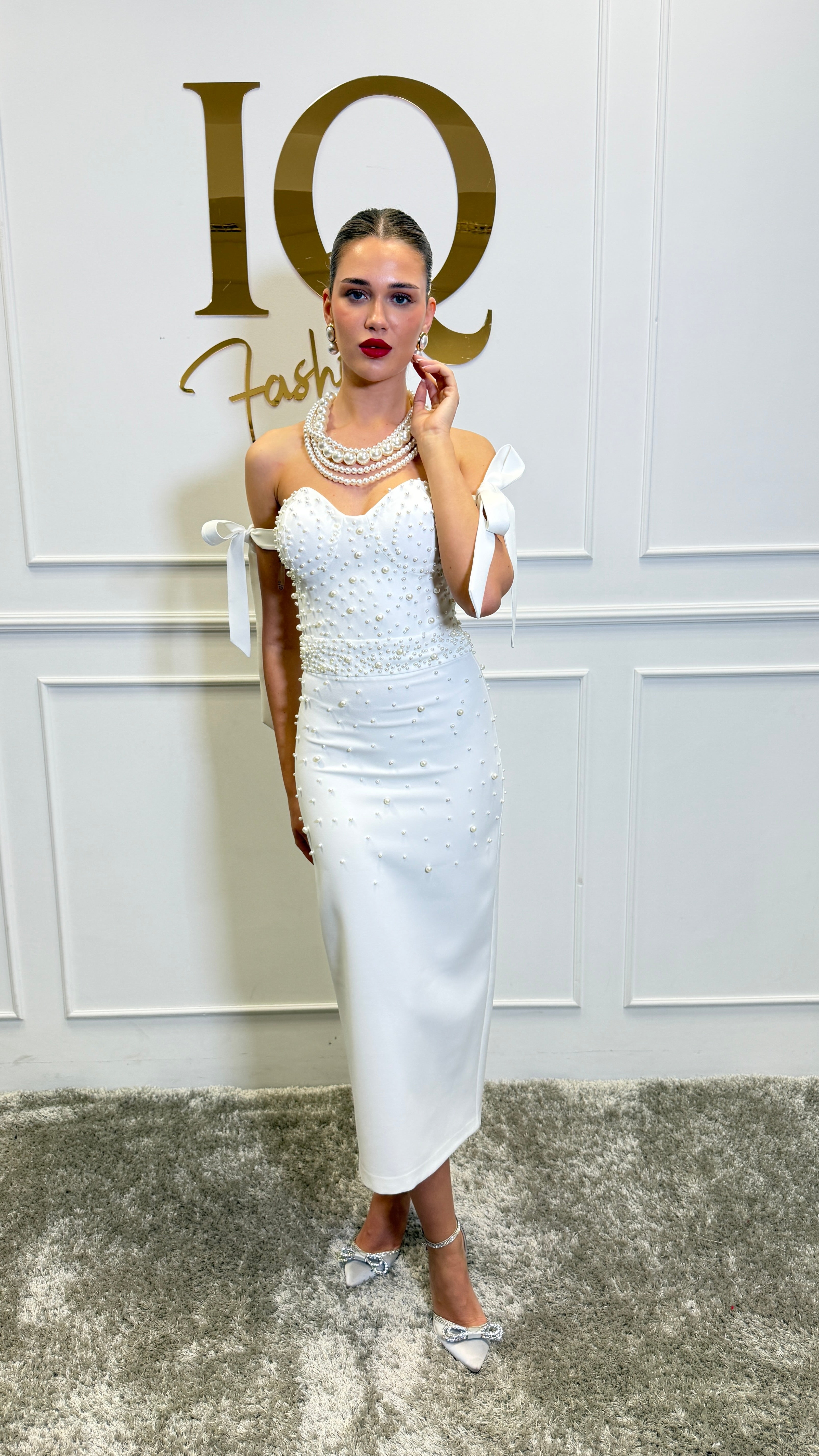 White Rochie Bombo by iqfashioncluj showing a stylish, elegant dress with a fitted silhouette and flowing fabric.