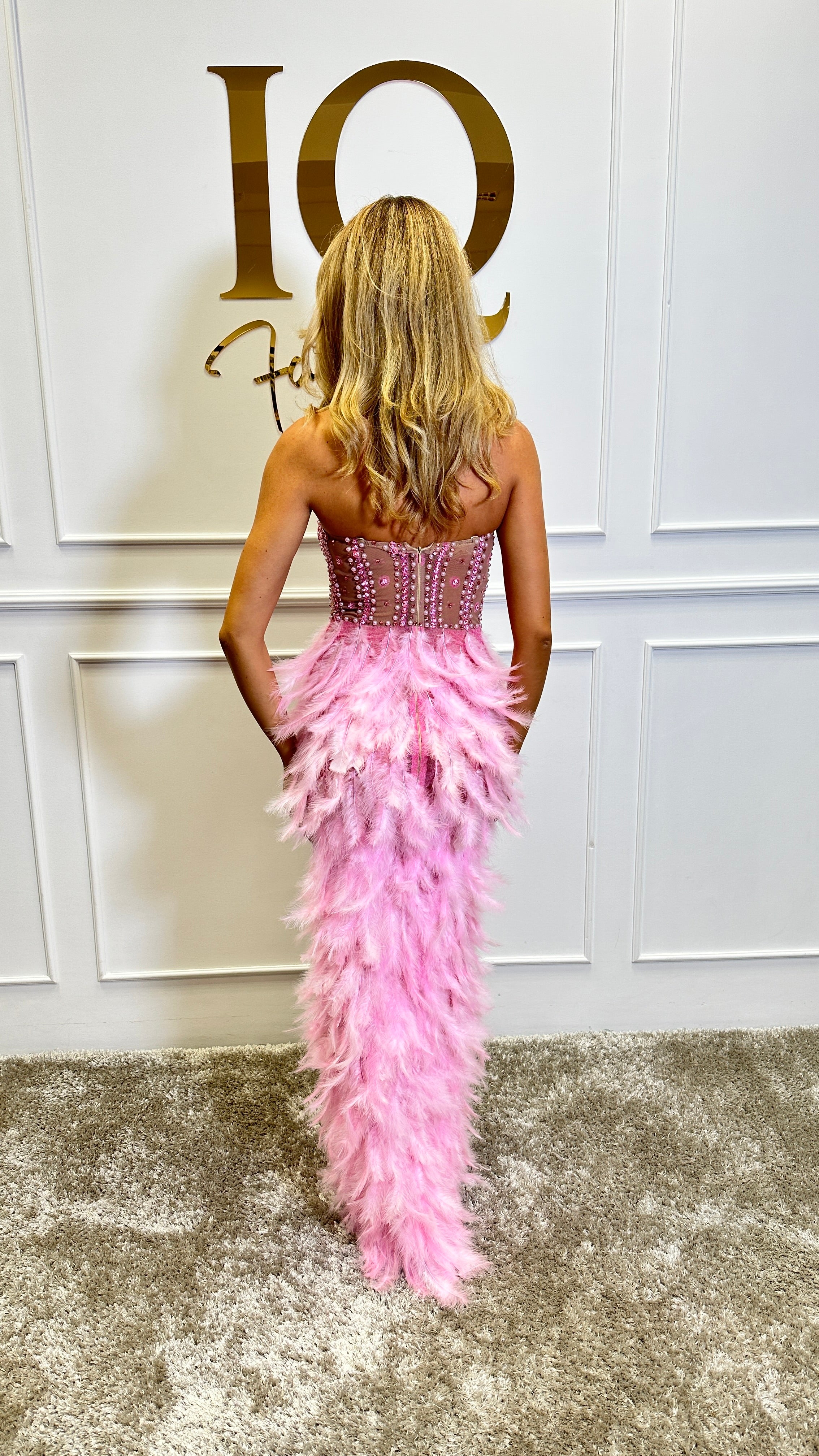 Rochie lungă roz Kandy de la iqfashioncluj, model elegant, cu croială fluidă și detalii feminine, perfectă pentru evenimente speciale.