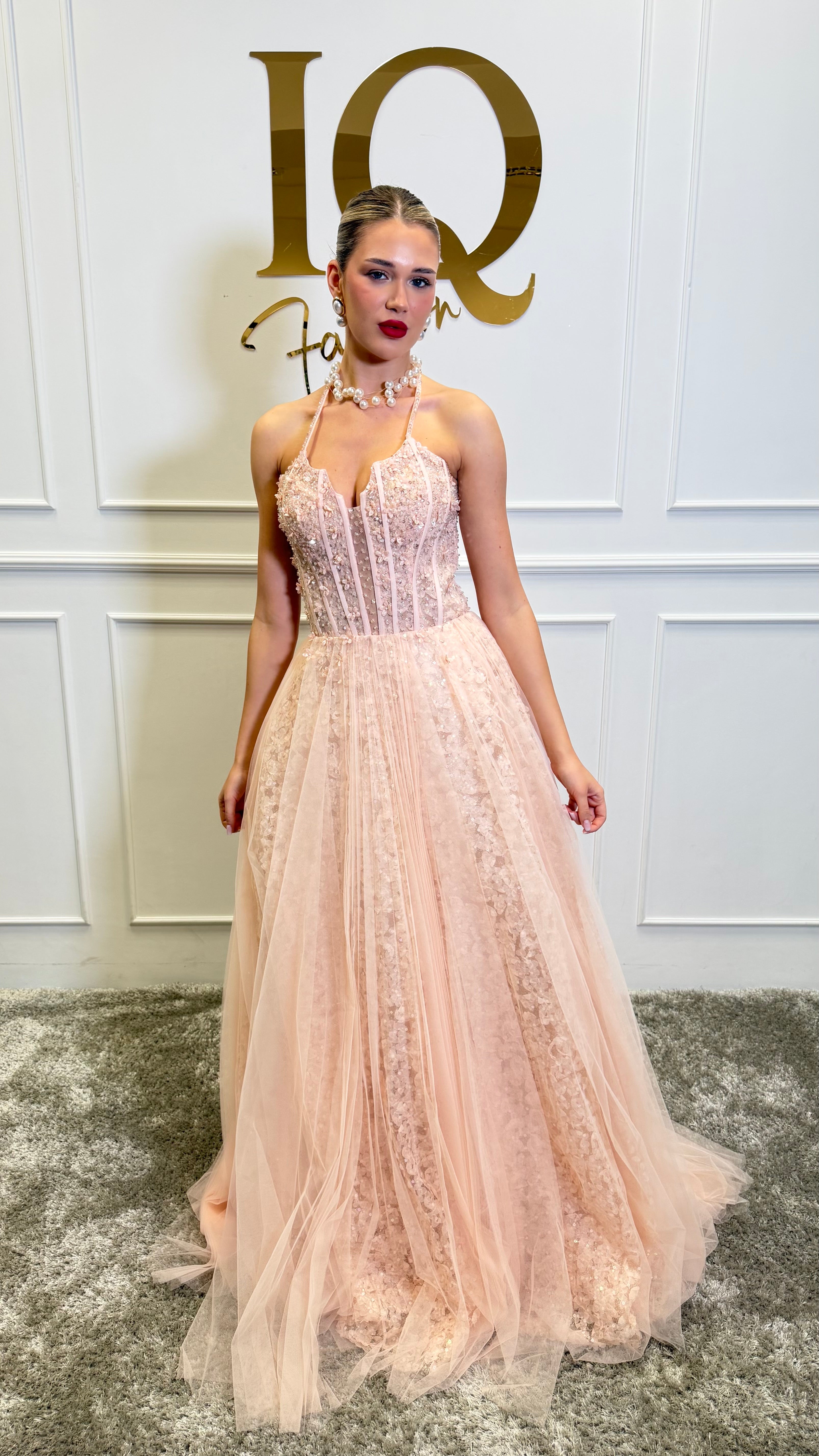 Rochie Semella în culoare somon de la iqfashioncluj, cu croială elegantă și detalii moderne, vizibilă în imagine.