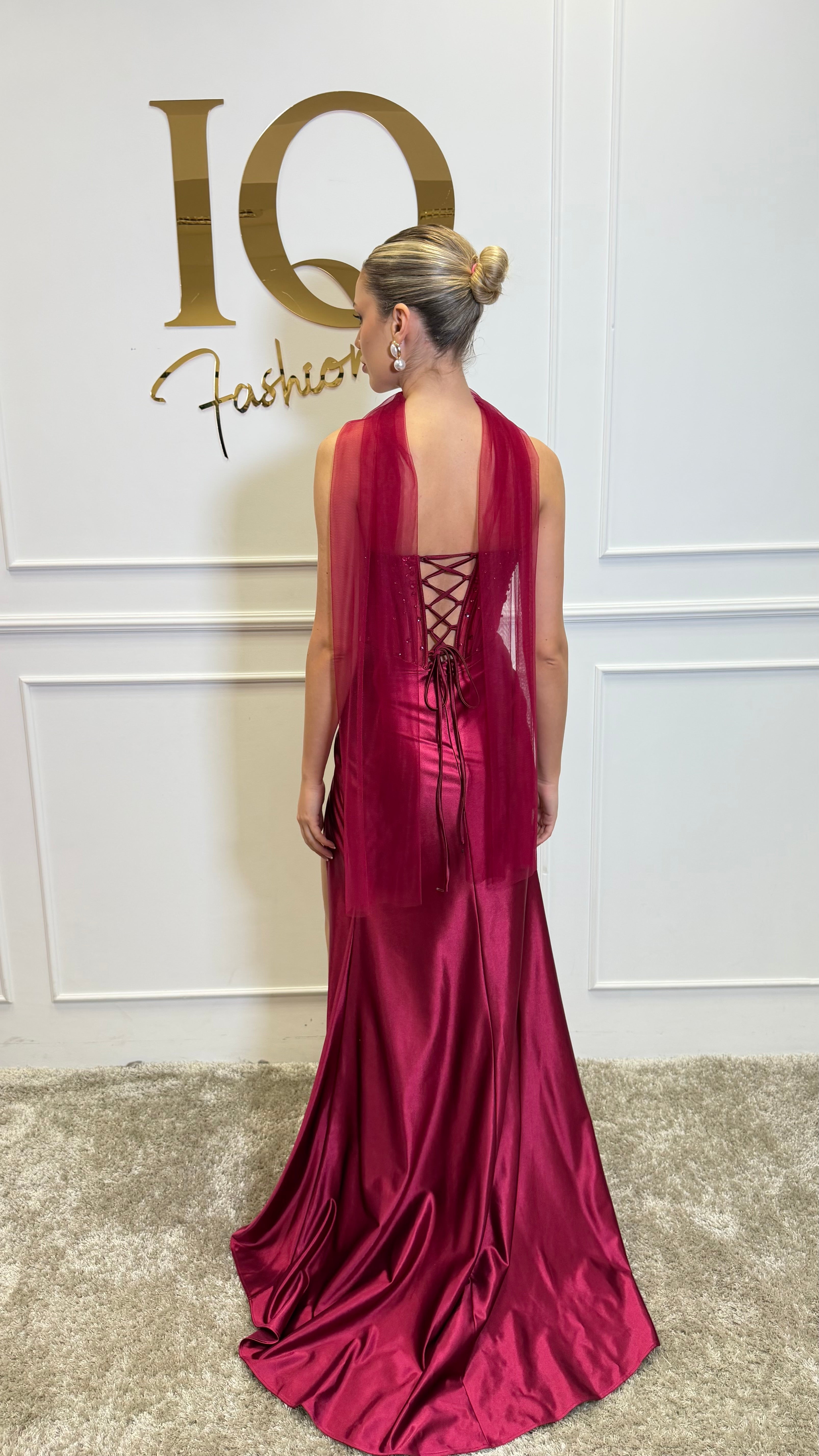 Rochie bordo Aunicia de la iqfashioncluj, elegantă, din material fin, cu croială modernă, vizibilă în imagine.