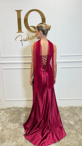 Rochie bordo Aunicia de la iqfashioncluj, elegantă, din material fin, cu croială modernă, vizibilă în imagine.