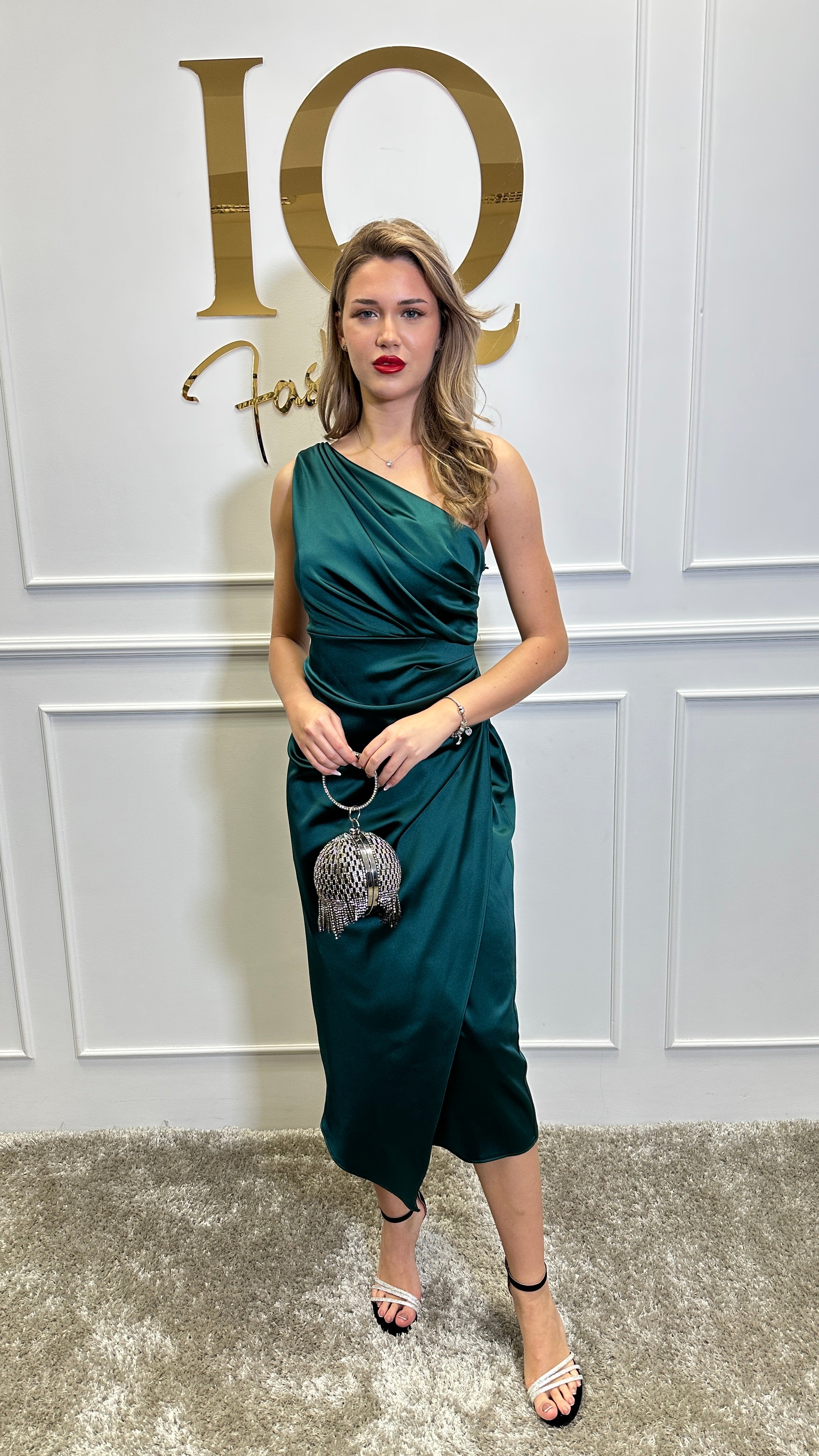 Rochie midi verde Simone de la iqfashioncluj, croială elegantă și material vaporos, pentru ținute sofisticate.