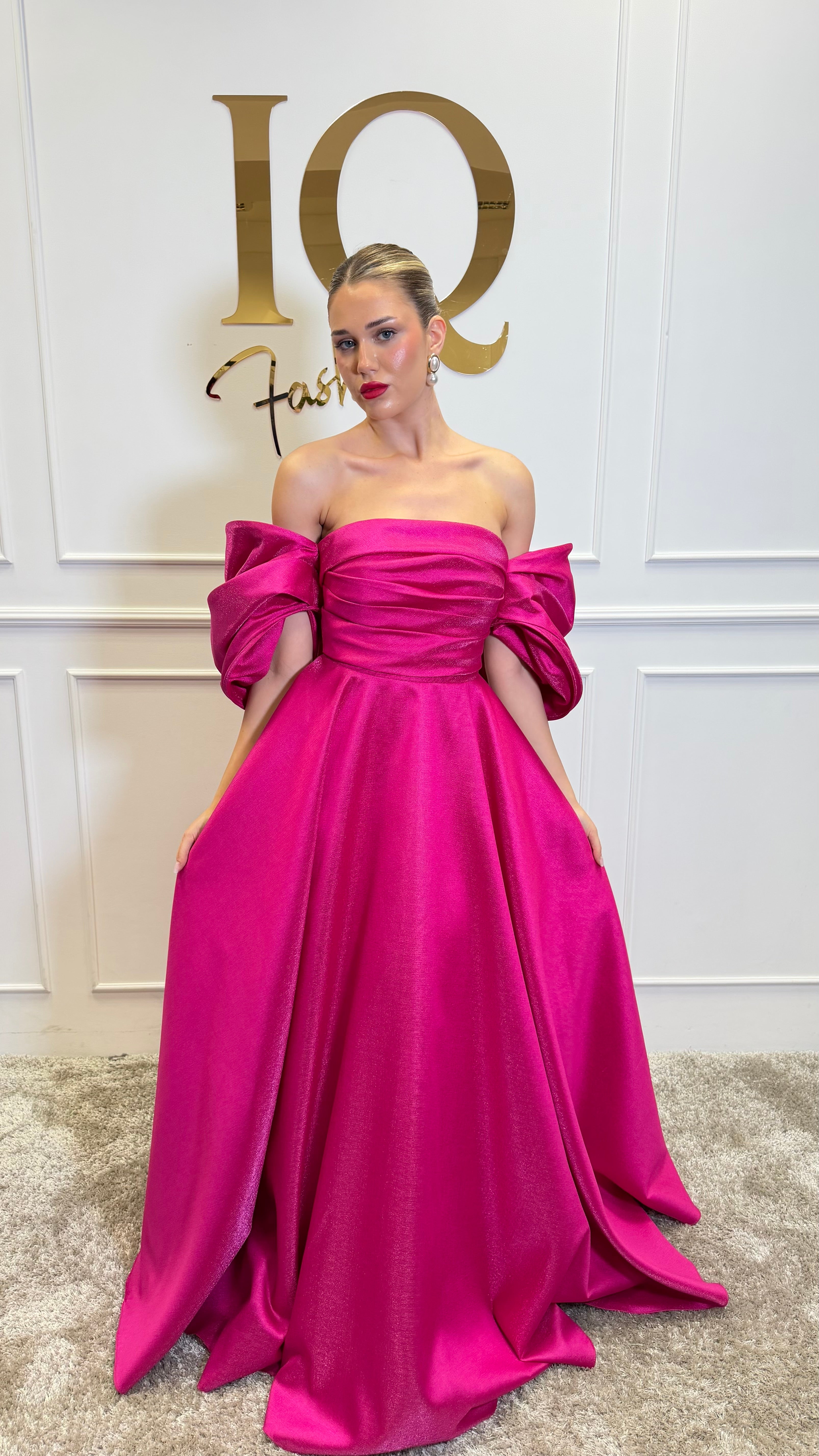 Rochie fuchsia Sassya de la iqfashioncluj, cu croială modernă și detalii elegante, pe manechin.