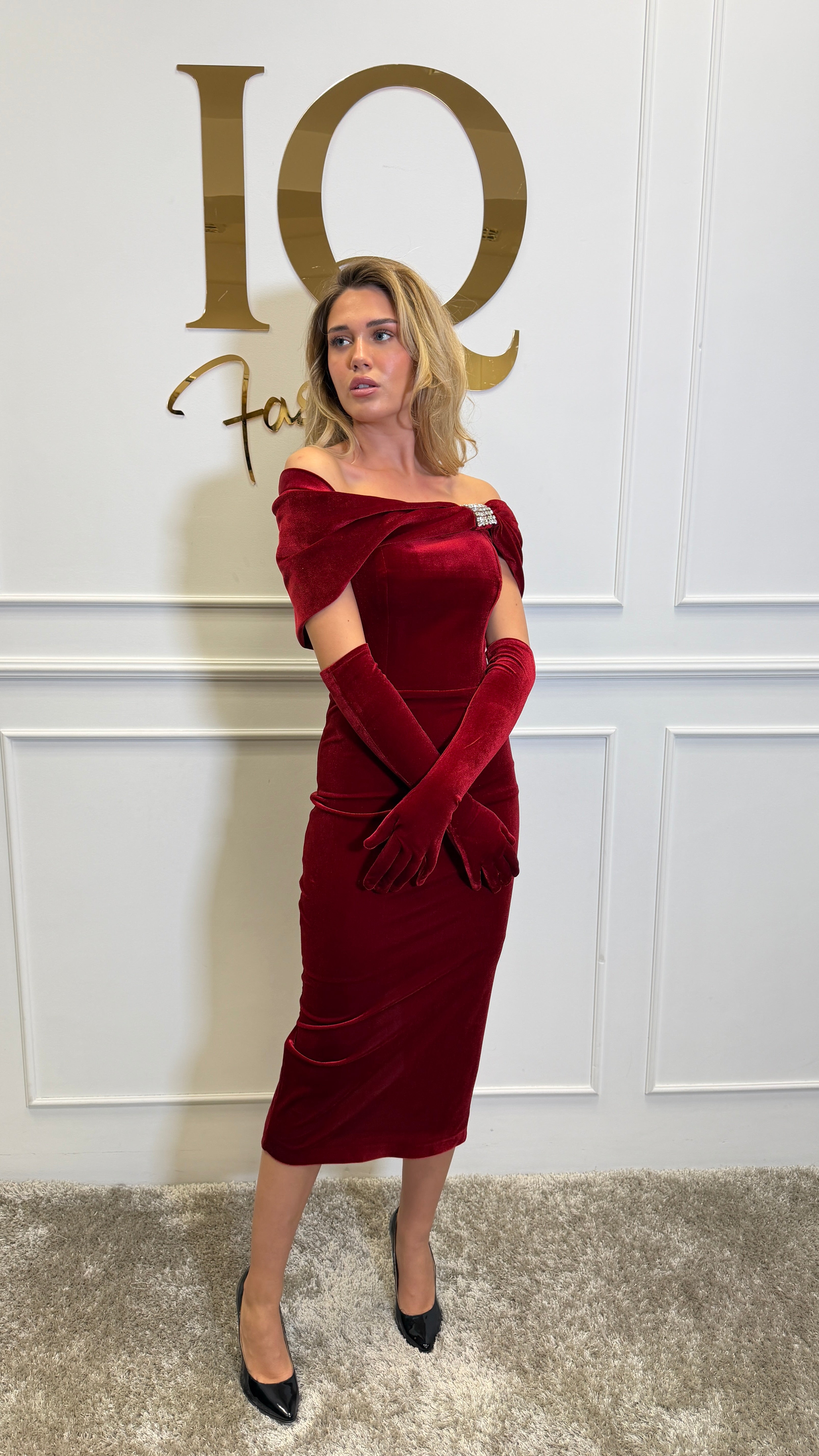 Rochie bordo din catifea cu mănuși, stil elegant, de la brandul iqfashioncluj, imagine detaliată a ținutei completă.