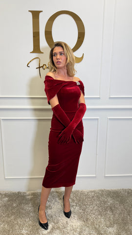 Rochie bordo din catifea cu mănuși, stil elegant, de la brandul iqfashioncluj, imagine detaliată a ținutei completă.