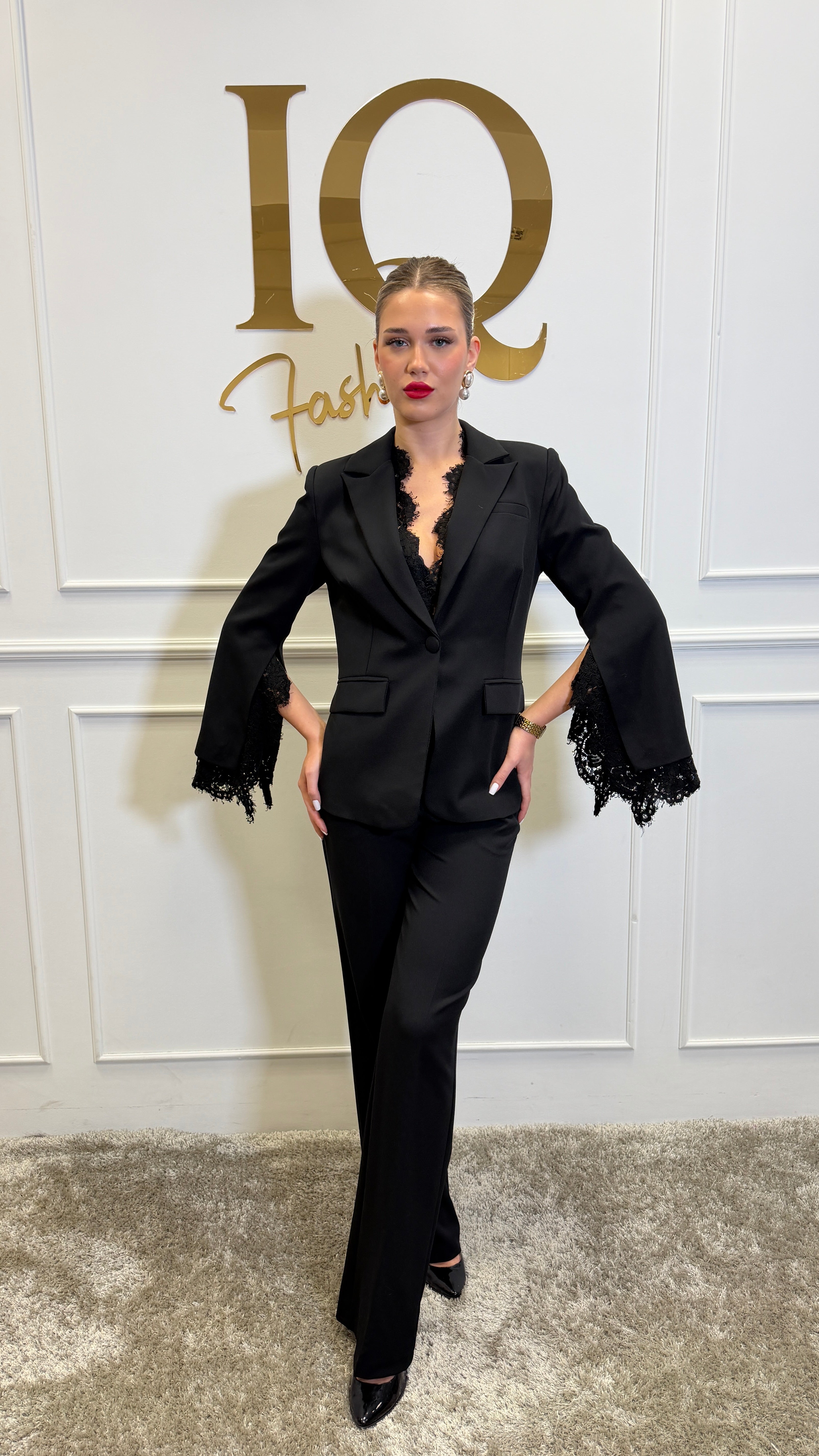 Costum cu dantelă Senza Black de la ELVE STYLE SRL, imagine detaliată a materialului fin și design elegant.