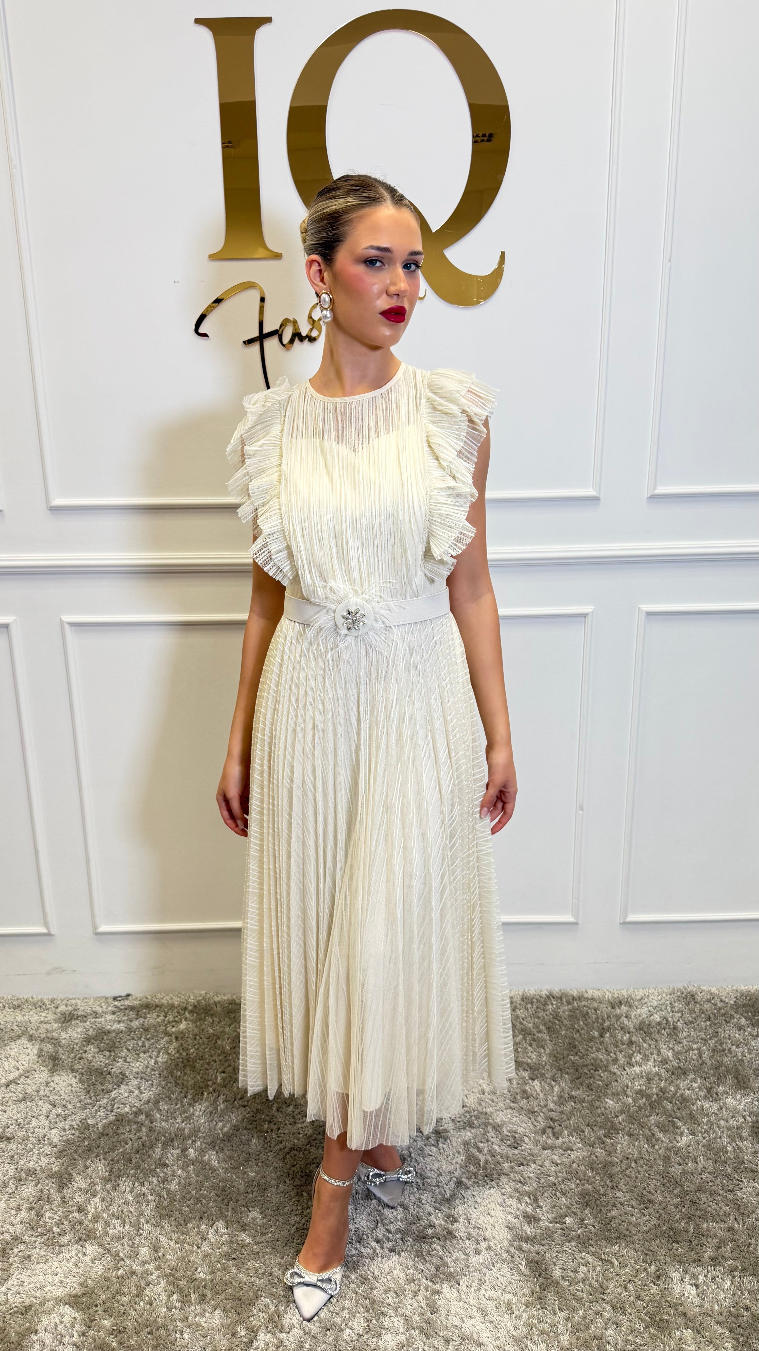 Rochie Massi beige de damă, stil elegant, din material fin, purtată pe model, pentru ocazii speciale sau casual.