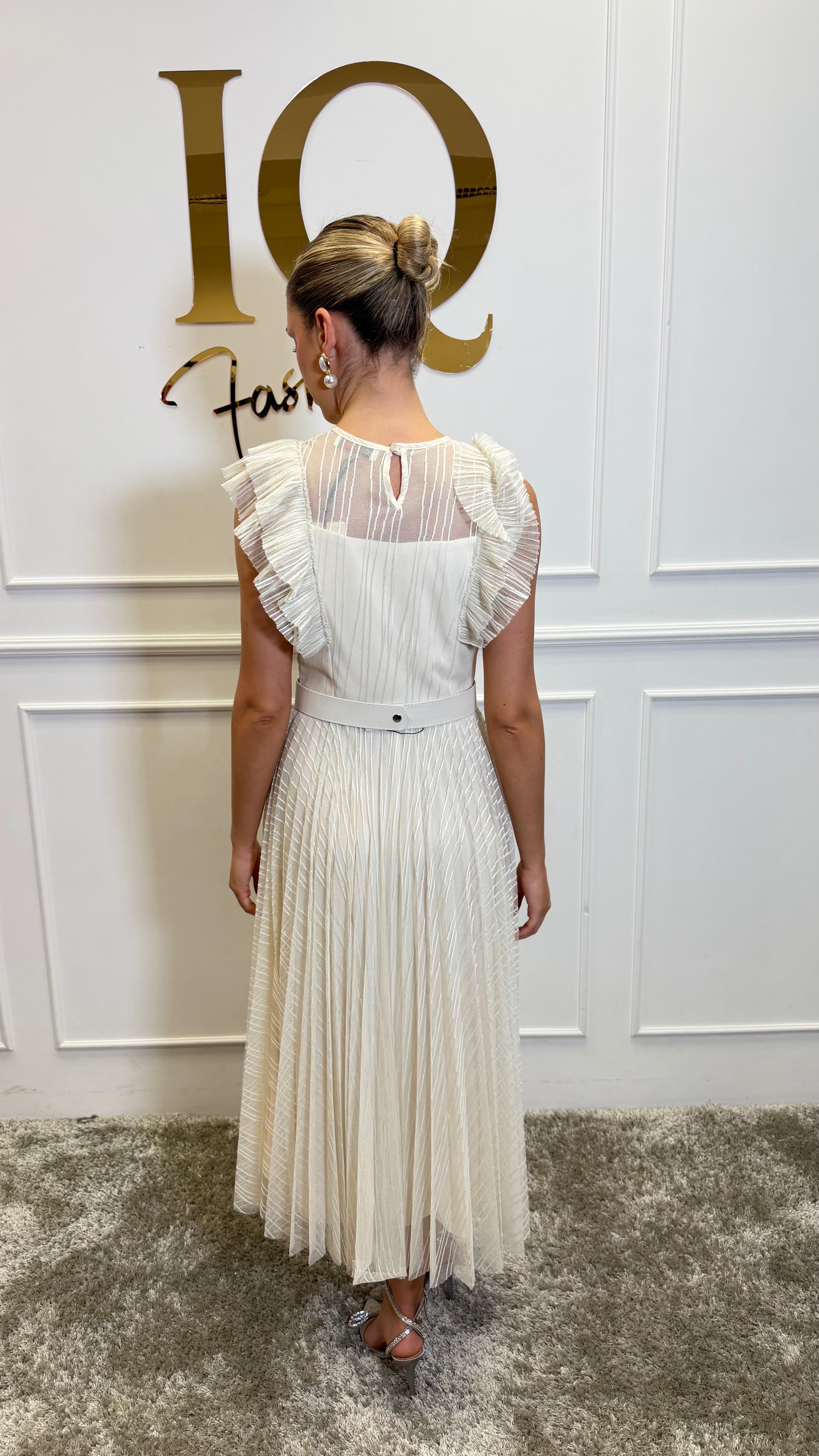 Rochie beige Massi de la ELVE STYLE SRL, elegantă și confortabilă, cu croială modernă, vizibilă în imagine.