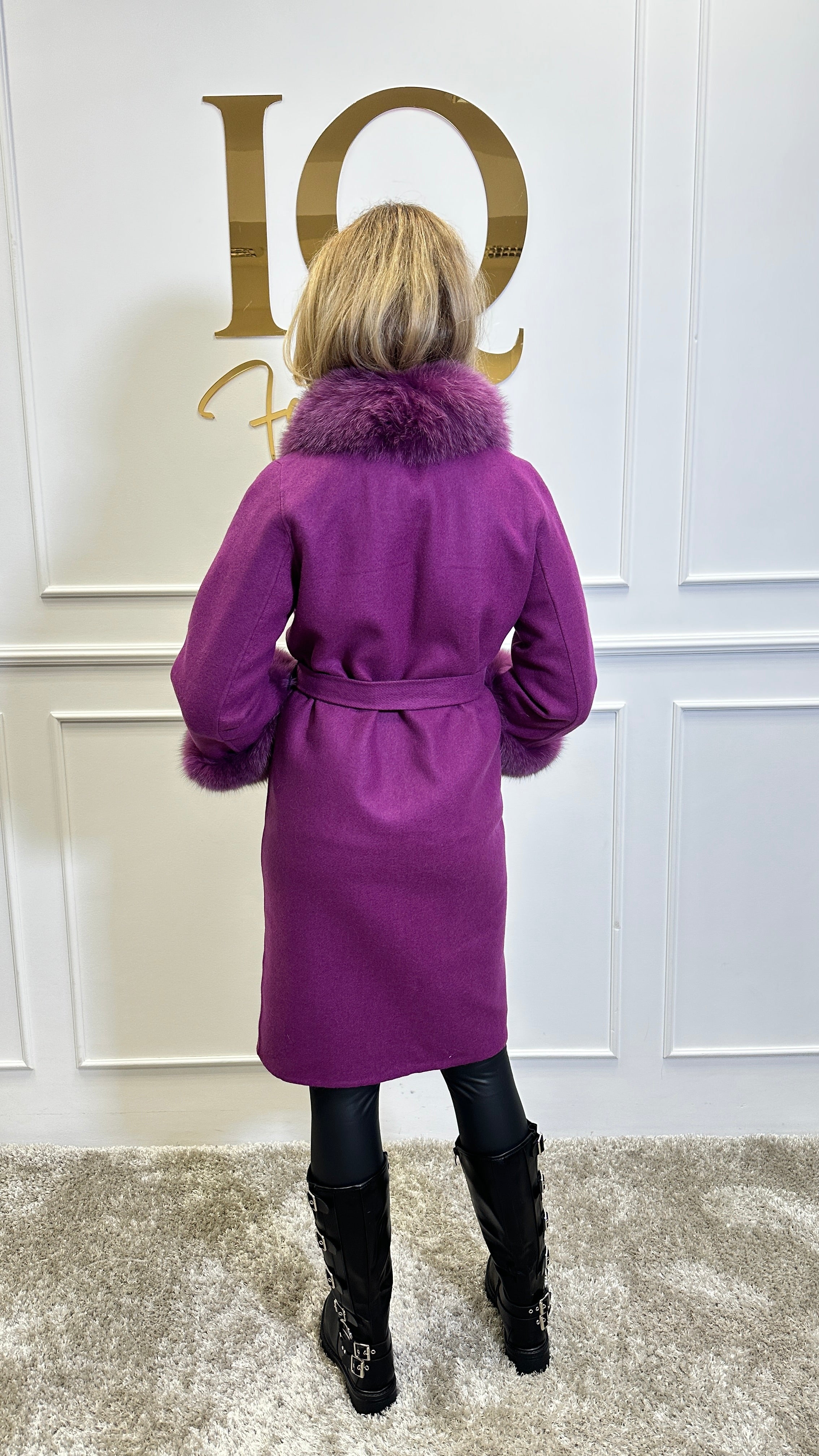 Fuchsia alpaca blanket by iqfashioncluj, soft and cozy blanuri with a plush texture and stylish design.