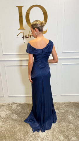 Rochie Amivia Dark Blue de la iqfashioncluj, stil elegant, cu croială feminină și detalii moderne, pe fundal neutru.