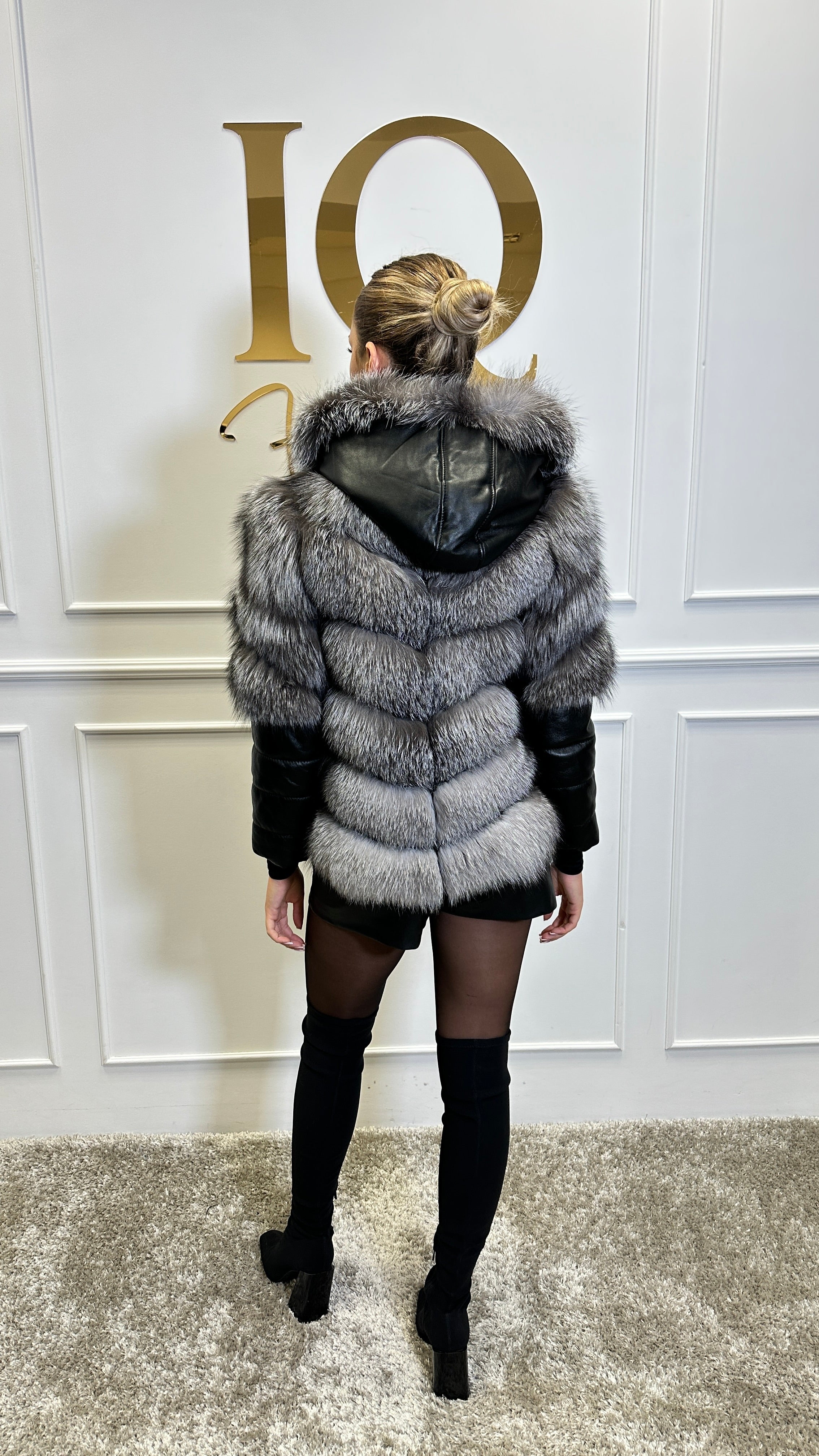Haină din blană naturală Elsa Silver, stil elegant, cu textură moale și detalii sofisticate, pentru un look rafinat.