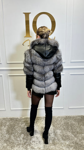 Haină din blană naturală Elsa Silver, stil elegant, cu textură moale și detalii sofisticate, pentru un look rafinat.