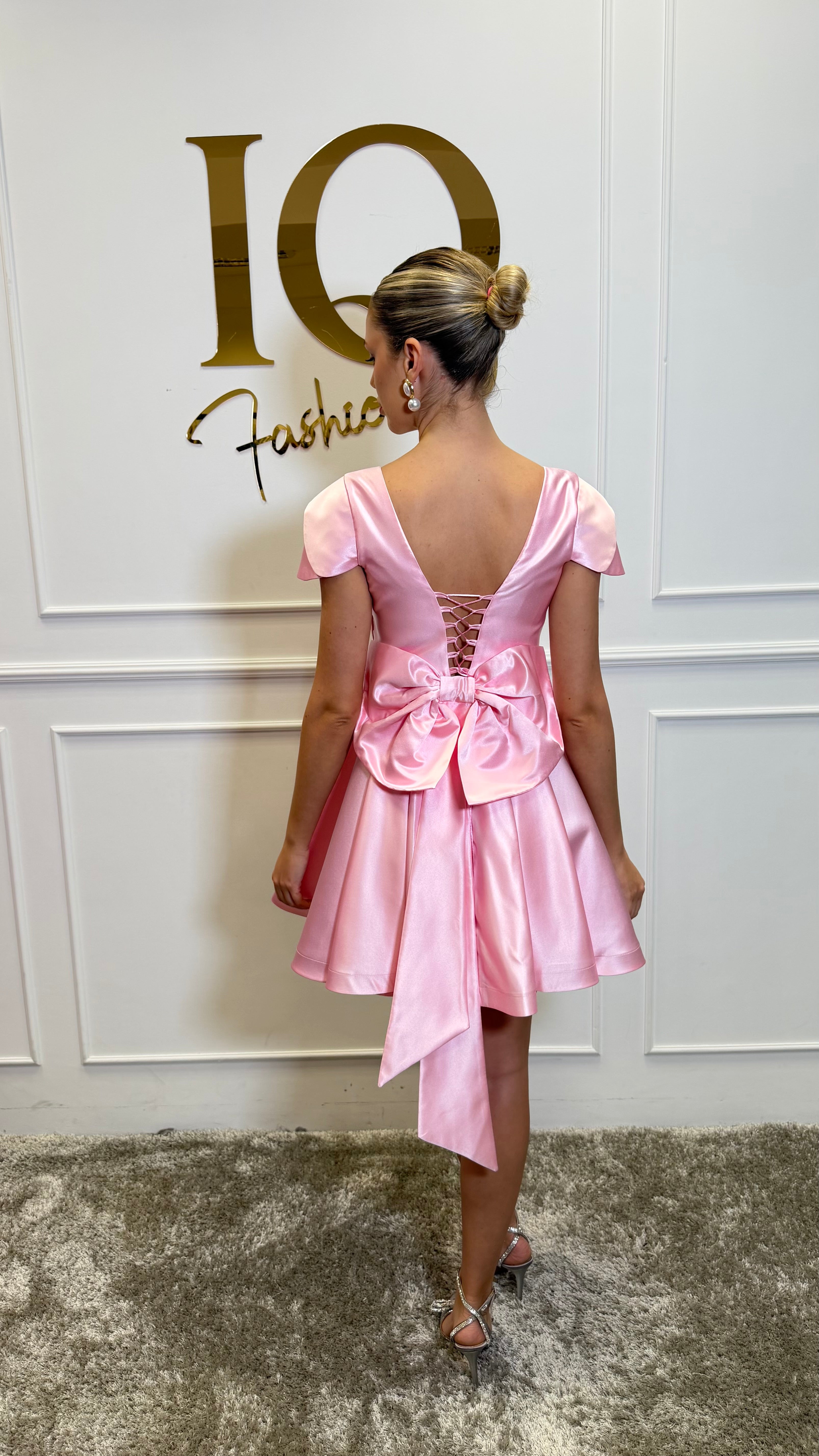 Rochie roz Divinesse de la iqfashioncluj, rochie elegantă cu croială feminină, vizibilă din față pe model.